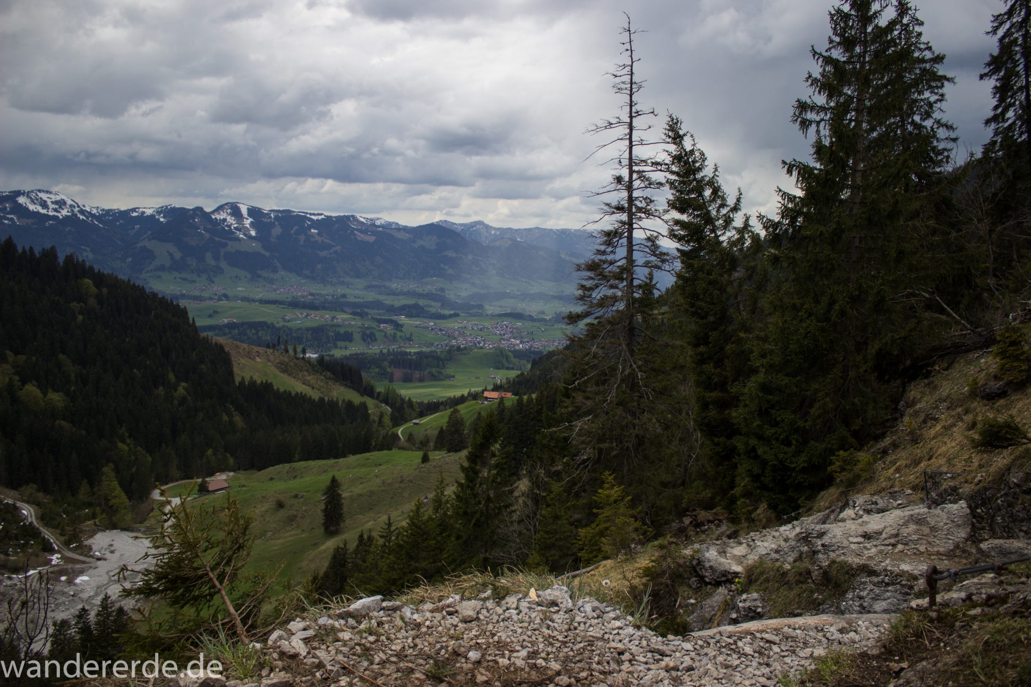 Wanderung Unterer Gaisalpsee, Wanderweg von Oberstdorf im Allgäu, schmalerer Kiespfad wird zunehmend steil und felsig, umgeben von schönem dichtem Mischwald, Blick auf Allgäuer Berge und auf Ort Oberstdorf
