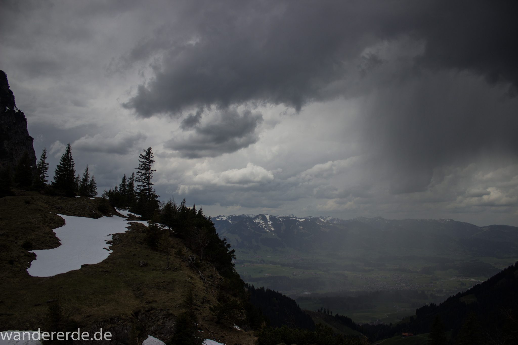 Wanderung Unterer Gaisalpsee, Wanderweg von Oberstdorf im Allgäu, Wanderpfad wird zunehmend schmaler, steil und felsig, weniger Bäume, Blick auf Allgäuer Berge mit Schnee, Unterer Gaisalpsee fast vollständig mit Eis und Schnee bedeckt, Wanderung zu Oberer Gaisalpsee nicht möglich Mitte Mai