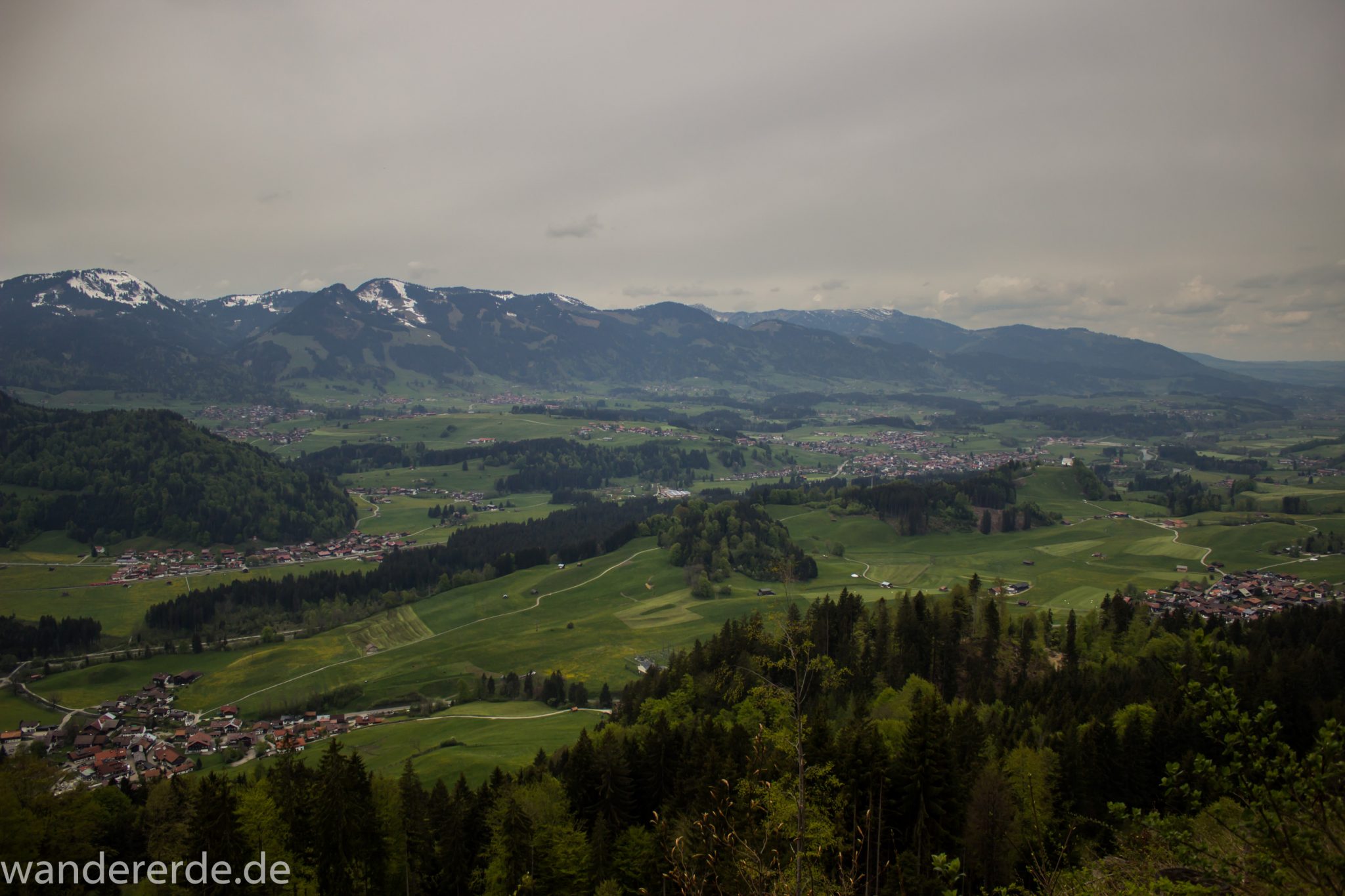 Wanderung Unterer Gaisalpsee, Wanderweg von Oberstdorf im Allgäu, schmalerer Kiespfad wird zunehmend steil und felsig, umgeben von schönem dichtem Mischwald, Blick auf Allgäuer Berge und auf Ort Oberstdorf