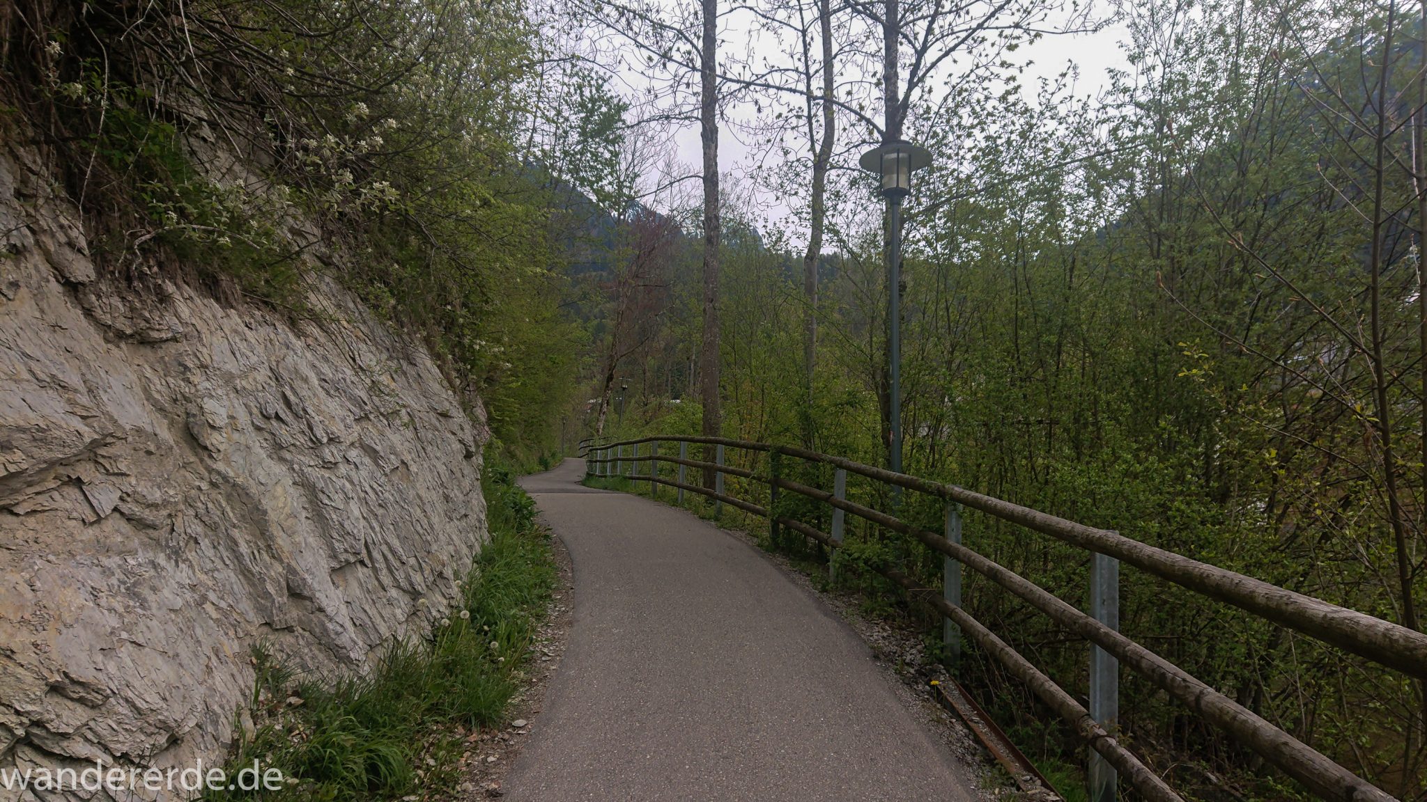 Wanderung Unterer Gaisalpsee, Wanderweg bei Oberstdorf im Allgäu ist zunächst alphaltiert, umgeben von schönem dichten Laubwald und Felsen