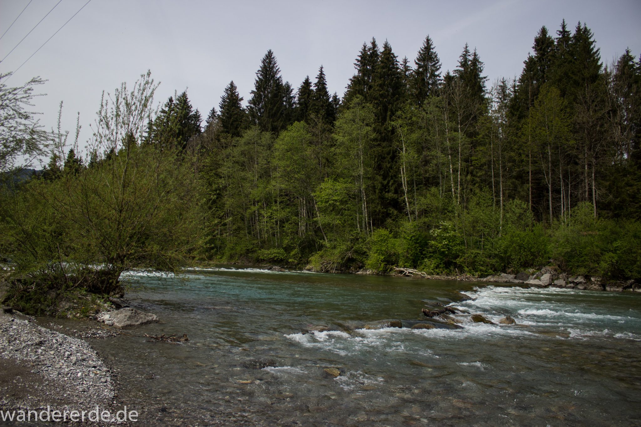 Wanderung Unterer Gaisalpsee, Wanderweg führt entlang am Fluss Iller, umgeben von schönem dichten Laubwald, Abschnitt von Fischen im Allgäu nach Oberstdorf