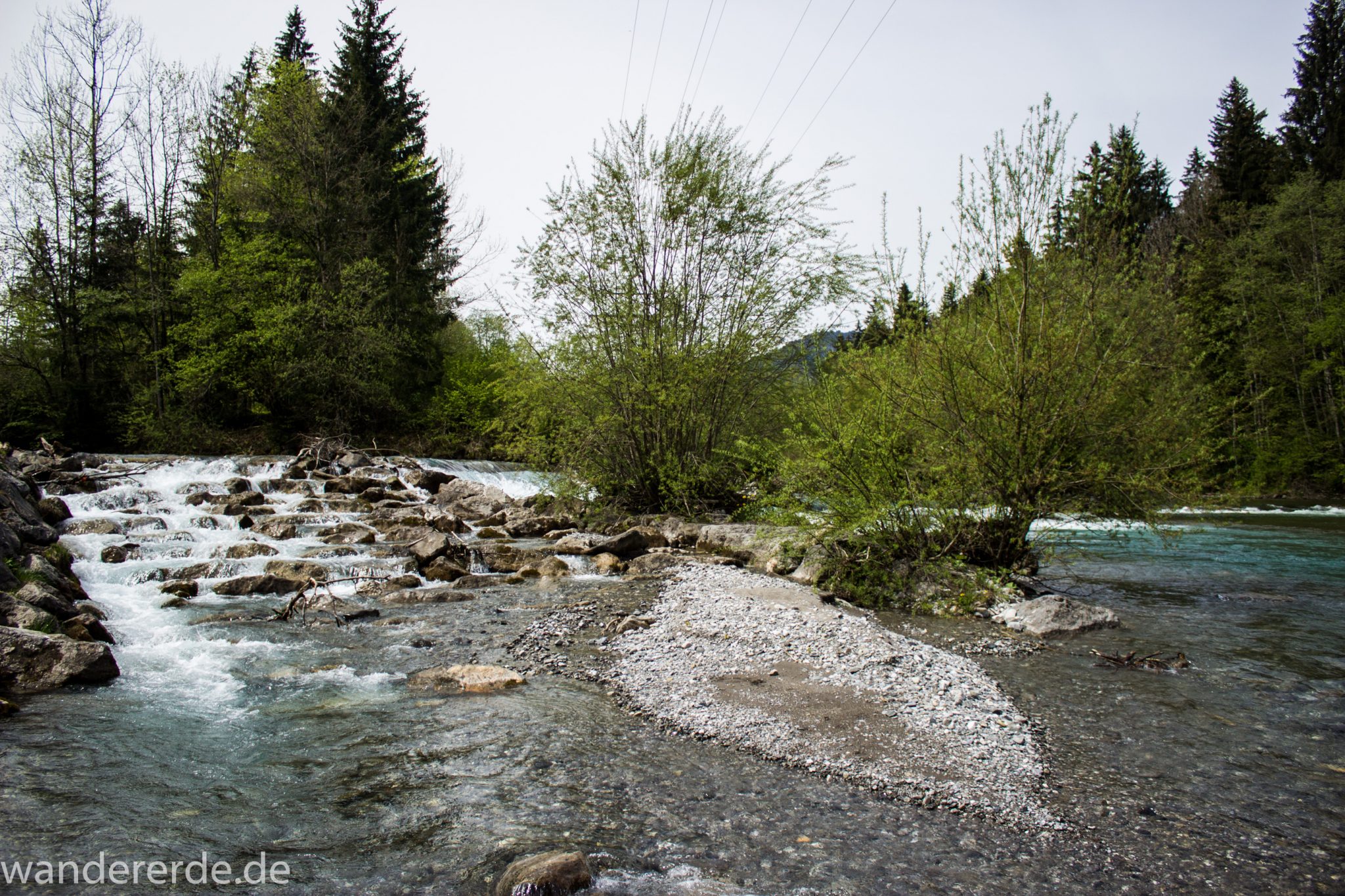 Wanderung Unterer Gaisalpsee, Wanderweg führt entlang am Fluss Iller, umgeben von schönem dichten Laubwald, Abschnitt von Fischen im Allgäu nach Oberstdorf