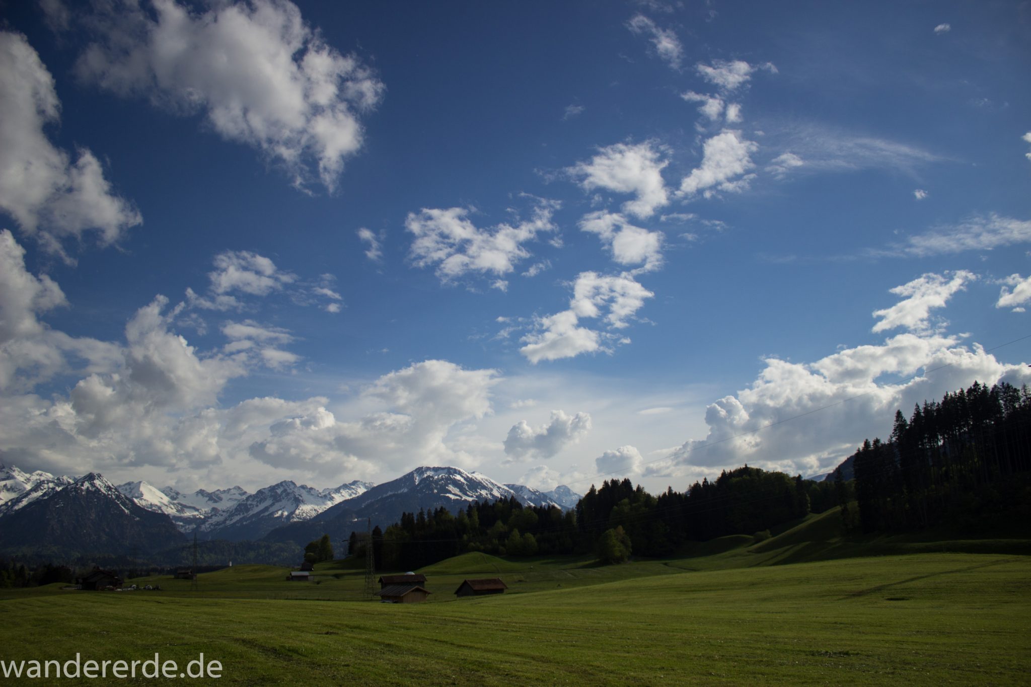 Wanderung Unterer Gaisalpsee, Abschnitt des Wanderwegs von Oberstdorf nach Fischen im Allgäu, Frühling im Allgäu, saftig grüne Wiesen, Blick auf Berge mit schneebedeckten Gipfeln