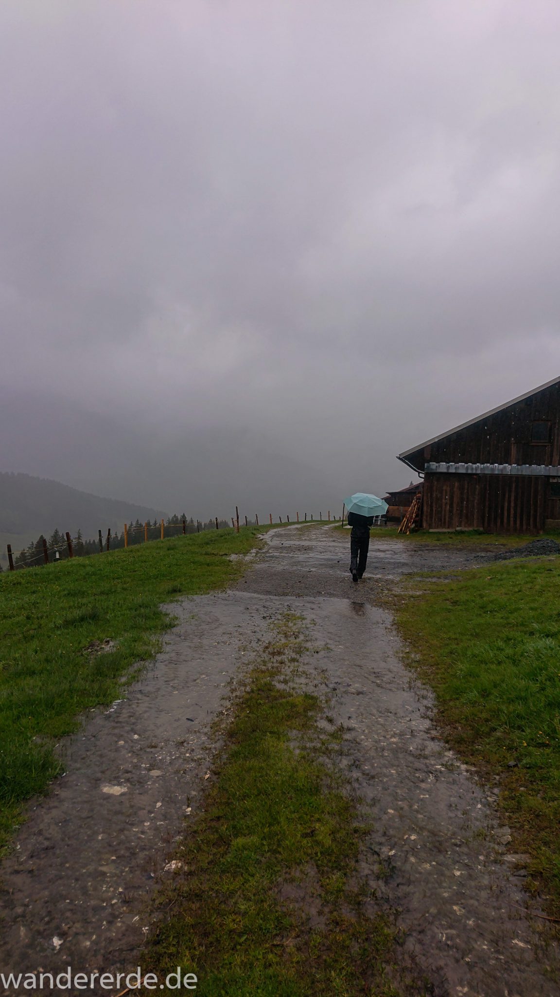 Wandern Gunzesrieder Ostertal im Allgäu, Baden-Württemberg, Obere Älple, viel Regen, dunkle Wolken, saftig grüner Wald, Wanderweg Kieselstraße, schöne Atmosphäre und Aussicht