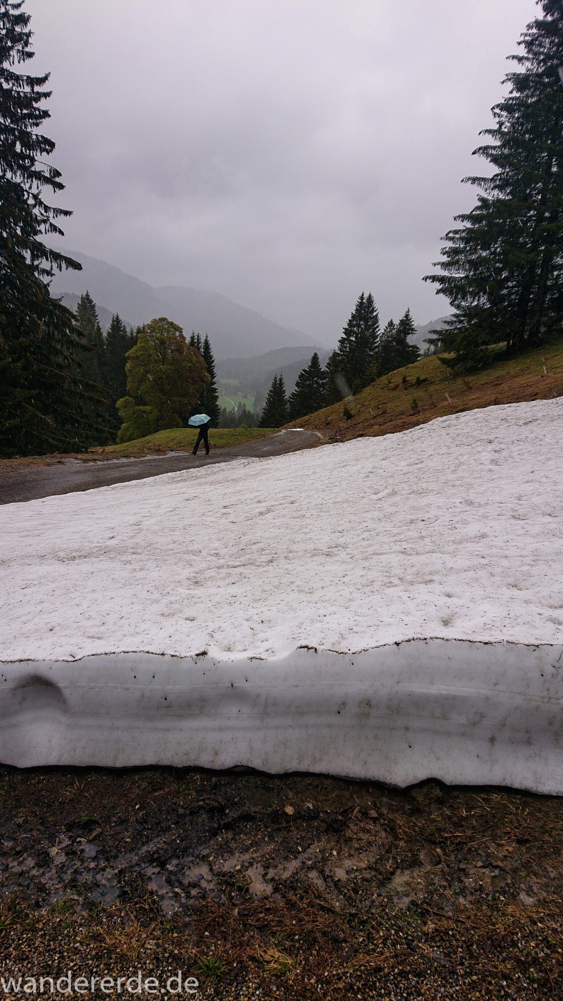 Wandern Gunzesrieder Ostertal im Allgäu, Baden-Württemberg, Obere Älple, viel Regen, dunkle Wolken, Schnee im Mai, Schneeschmelze, Wald