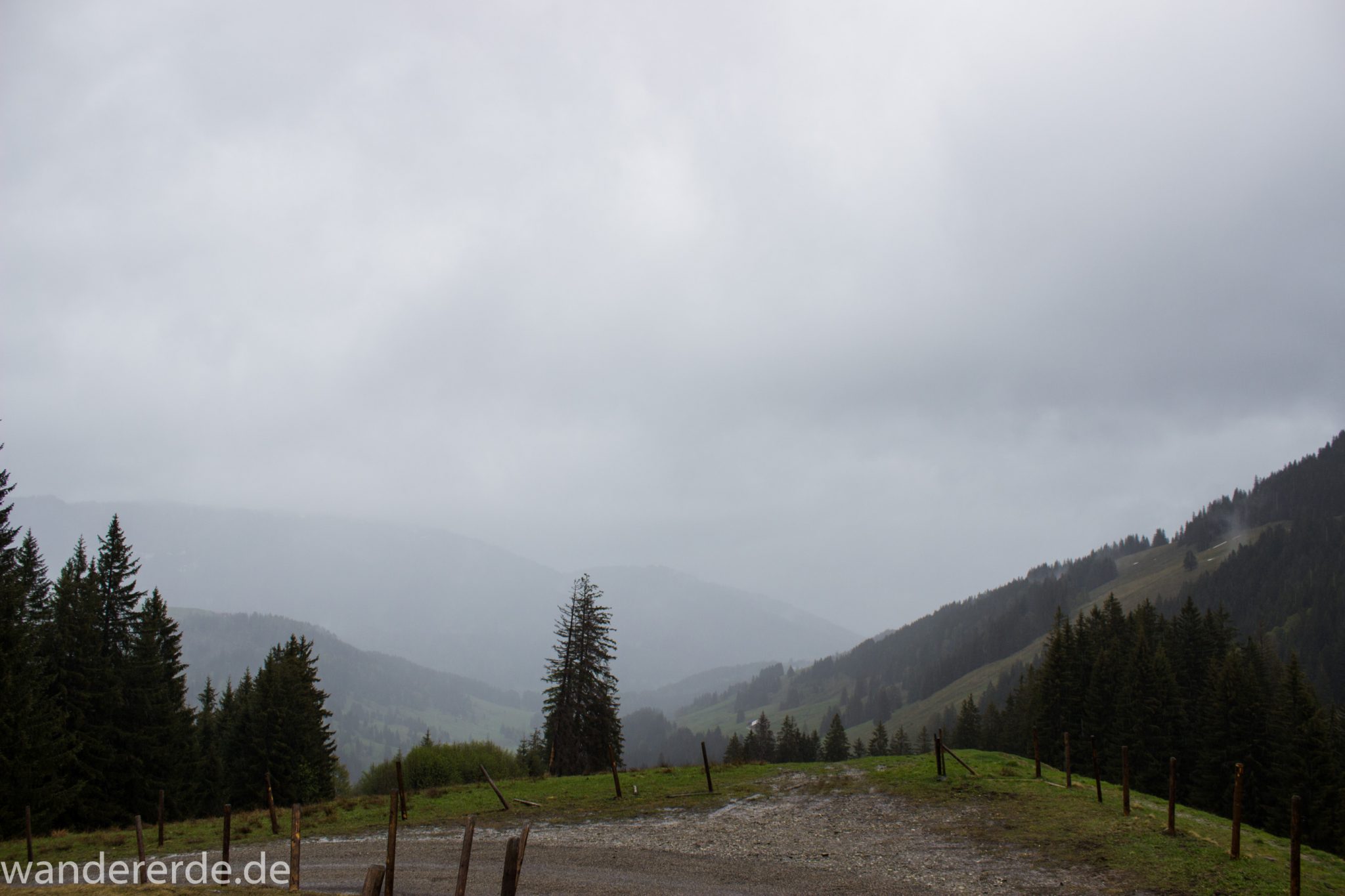 Wandern Gunzesrieder Ostertal im Allgäu, Baden-Württemberg, Obere Älple, viel Regen, dunkle Wolken, Wald, Wanderweg in Serpentinen bergauf, kaum Aussicht