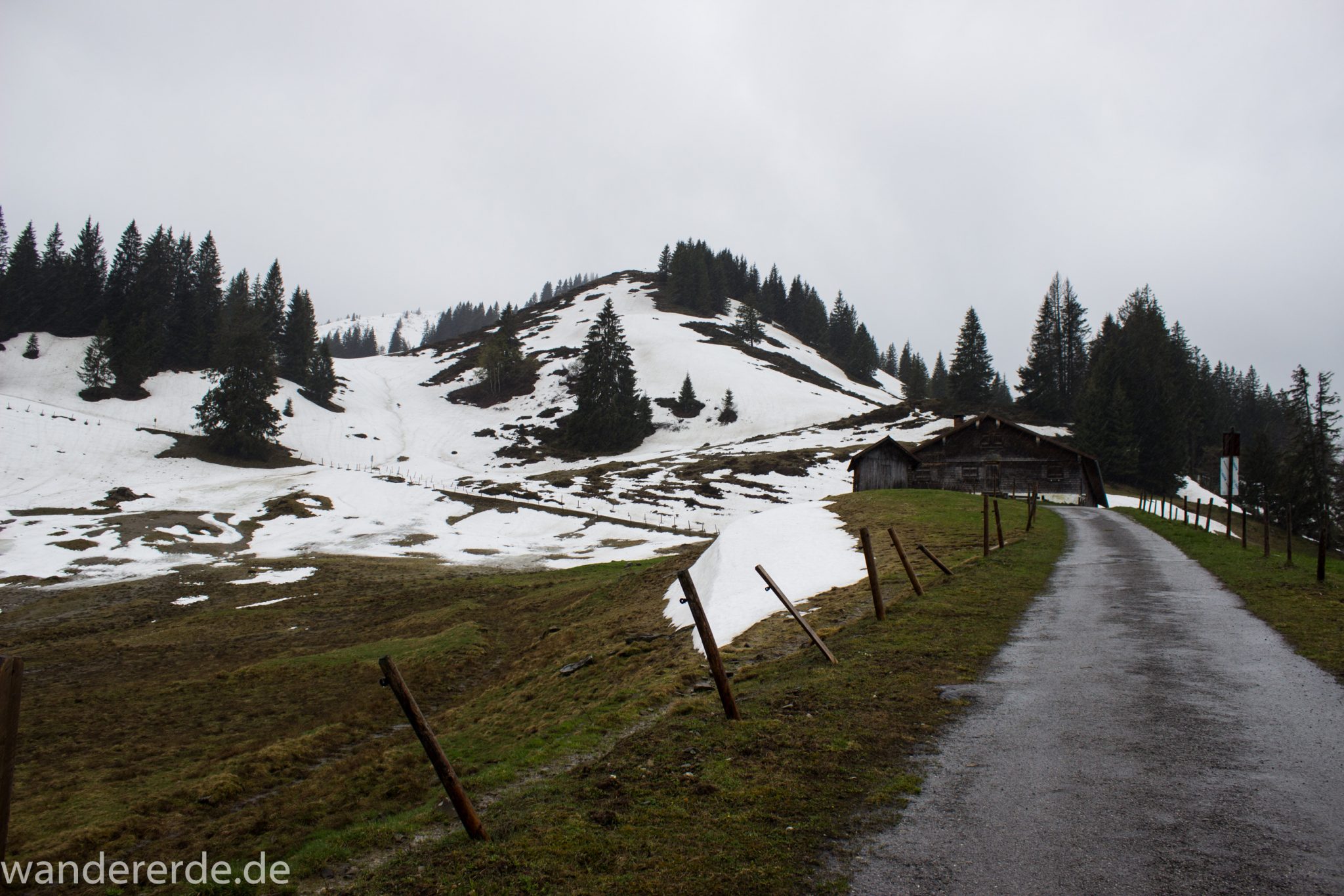 Wandern Gunzesrieder Ostertal im Allgäu, Baden-Württemberg, Obere Älple, viel Regen, dunkle Wolken, Schnee im Mai, Wanderweg eher breit, kaum noch Bäume