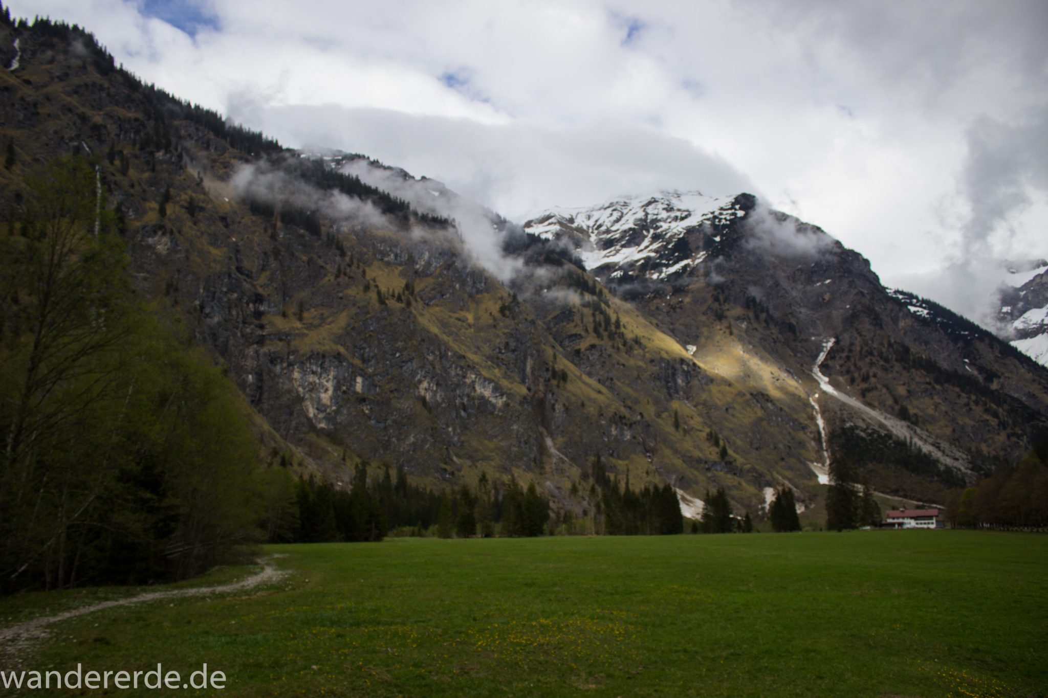Wanderung im Oytal bei Oberstdorf im Allgäu, Bayern, schöner dichter und grüner Wald umgibt den Oybach im Oytal, Berge säumen den Wanderweg durch das Oytal, sehr schöne Atmosphäre, saftig grüne Wiesen
