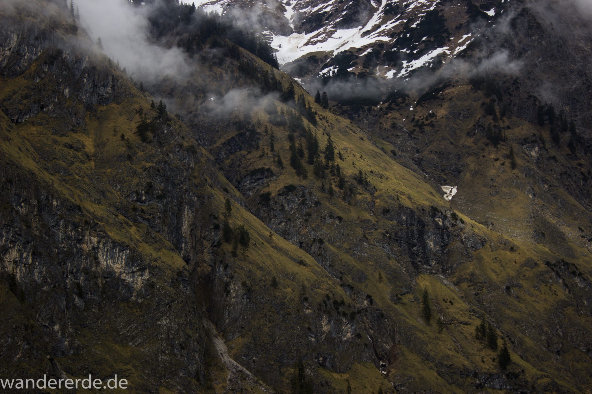 Wanderung im Oytal bei Oberstdorf im Allgäu, Bayern, beeindruckende Berglandschaft, schneebedeckte Berge säumen den Wanderweg durch das Oytal, sehr schöne Atmosphäre