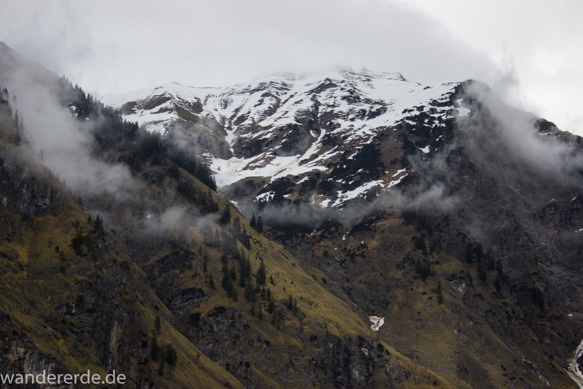 Wanderung im Oytal bei Oberstdorf im Allgäu, Bayern, beeindruckende Berglandschaft, schneebedeckte Berge säumen den Wanderweg durch das Oytal, sehr schöne Atmosphäre