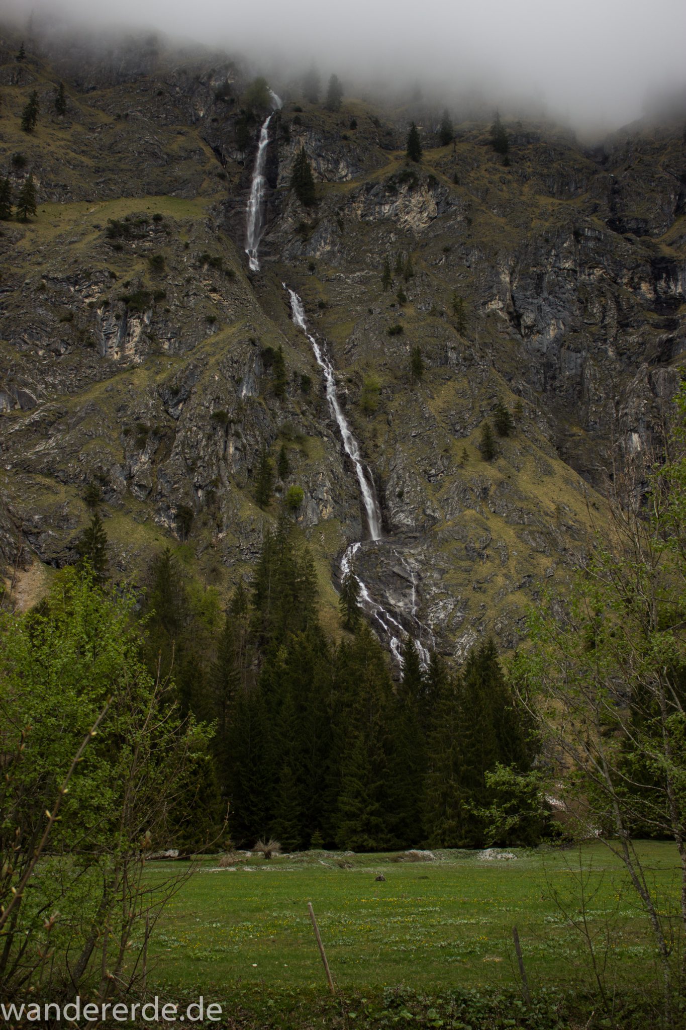 Wanderung im Oytal bei Oberstdorf im Allgäu, Bayern, schöner dichter und grüner Wald umgibt den Oybach im Oytal, Berge säumen den Wanderweg durch das Oytal, sehr schöne Atmosphäre, saftig grüne Wiesen, Wasserfall bahnt sich Weg ins Tal