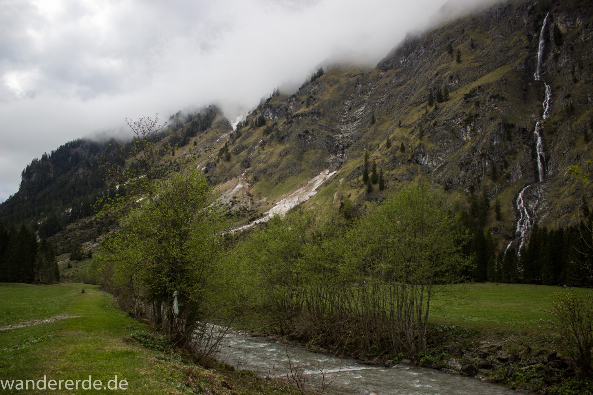 Wanderung im Oytal bei Oberstdorf im Allgäu, Bayern, schöner dichter und grüner Wald umgibt den Oybach im Oytal, Berge säumen den Wanderweg durch das Oytal, sehr schöne Atmosphäre, saftig grüne Wiesen, Wasserfall bahnt sich Weg ins Tal