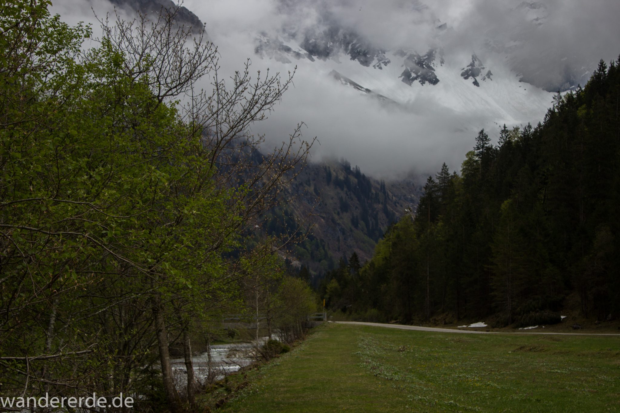 Wanderung im Oytal bei Oberstdorf im Allgäu, Bayern, schöner dichter und grüner Wald umgibt den Oybach im Oytal, Berge säumen den Wanderweg durch das Oytal, sehr schöne Atmosphäre, saftig grüne Wiesen