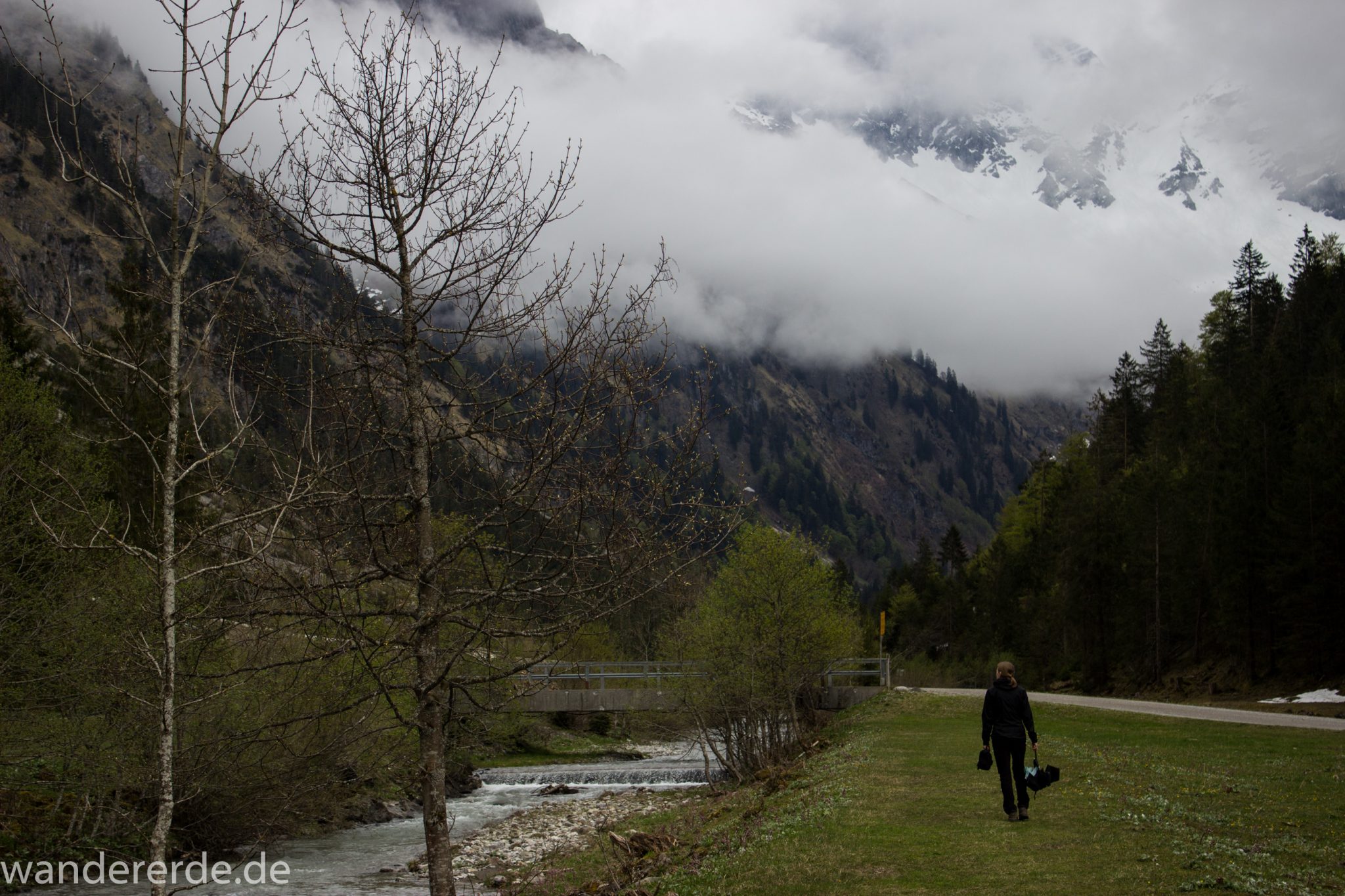 Wanderung im Oytal bei Oberstdorf im Allgäu, Bayern, schöner dichter und grüner Wald umgibt den Oybach im Oytal, Berge säumen den Wanderweg durch das Oytal, sehr schöne Atmosphäre, saftig grüne Wiesen
