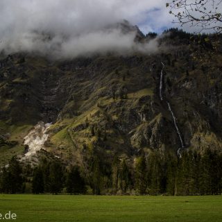Wanderung im Oytal bei Oberstdorf im Allgäu, Bayern, schöner dichter und grüner Wald umgibt den Oybach im Oytal, Berge säumen den Wanderweg durch das Oytal, sehr schöne Atmosphäre, saftig grüne Wiesen, Wasserfall bahnt sich Weg ins Tal