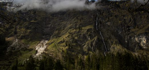 Wanderung im Oytal bei Oberstdorf im Allgäu, Bayern, schöner dichter und grüner Wald umgibt den Oybach im Oytal, Berge säumen den Wanderweg durch das Oytal, sehr schöne Atmosphäre, saftig grüne Wiesen, Wasserfall bahnt sich Weg ins Tal