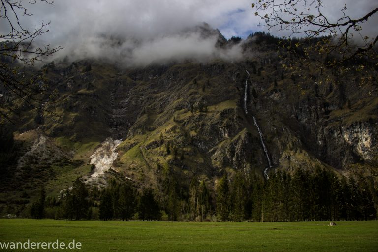 Wanderung im Oytal bei Oberstdorf im Allgäu, Bayern, schöner dichter und grüner Wald umgibt den Oybach im Oytal, Berge säumen den Wanderweg durch das Oytal, sehr schöne Atmosphäre, saftig grüne Wiesen, Wasserfall bahnt sich Weg ins Tal