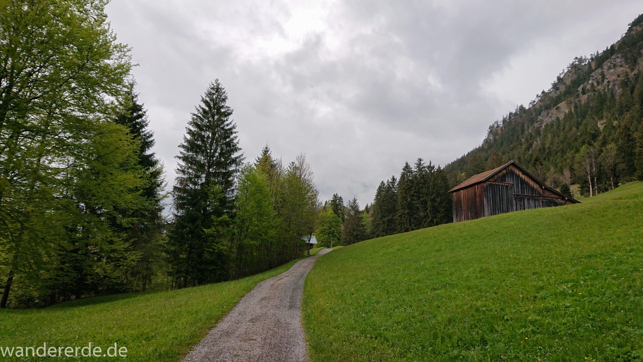 Wanderung im Oytal bei Oberstdorf im Allgäu, Bayern, Wanderung Richtung Oberstdorf über den Kühberg, sehr schöne Atmosphäre bei einsetzendem Regen