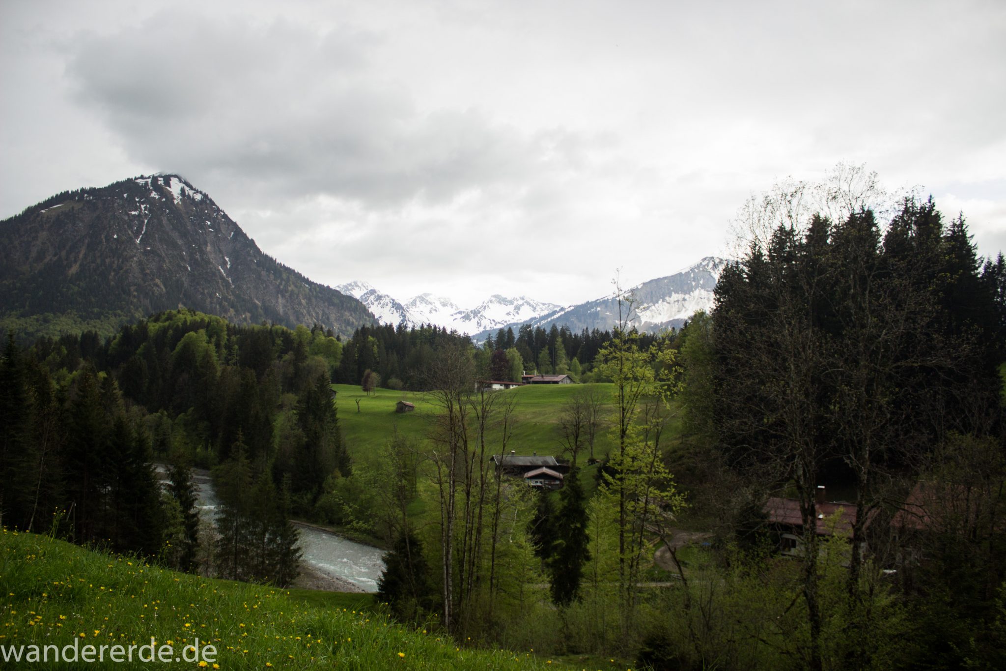 Wanderung im Oytal bei Oberstdorf im Allgäu, Bayern, Wanderung Richtung Oberstdorf über den Kühberg, sehr schöne Atmosphäre bei einsetzendem Regen, Aussicht auf schneebedeckte Berge im Allgäu, saftig grüne Wiesen und Bäume
