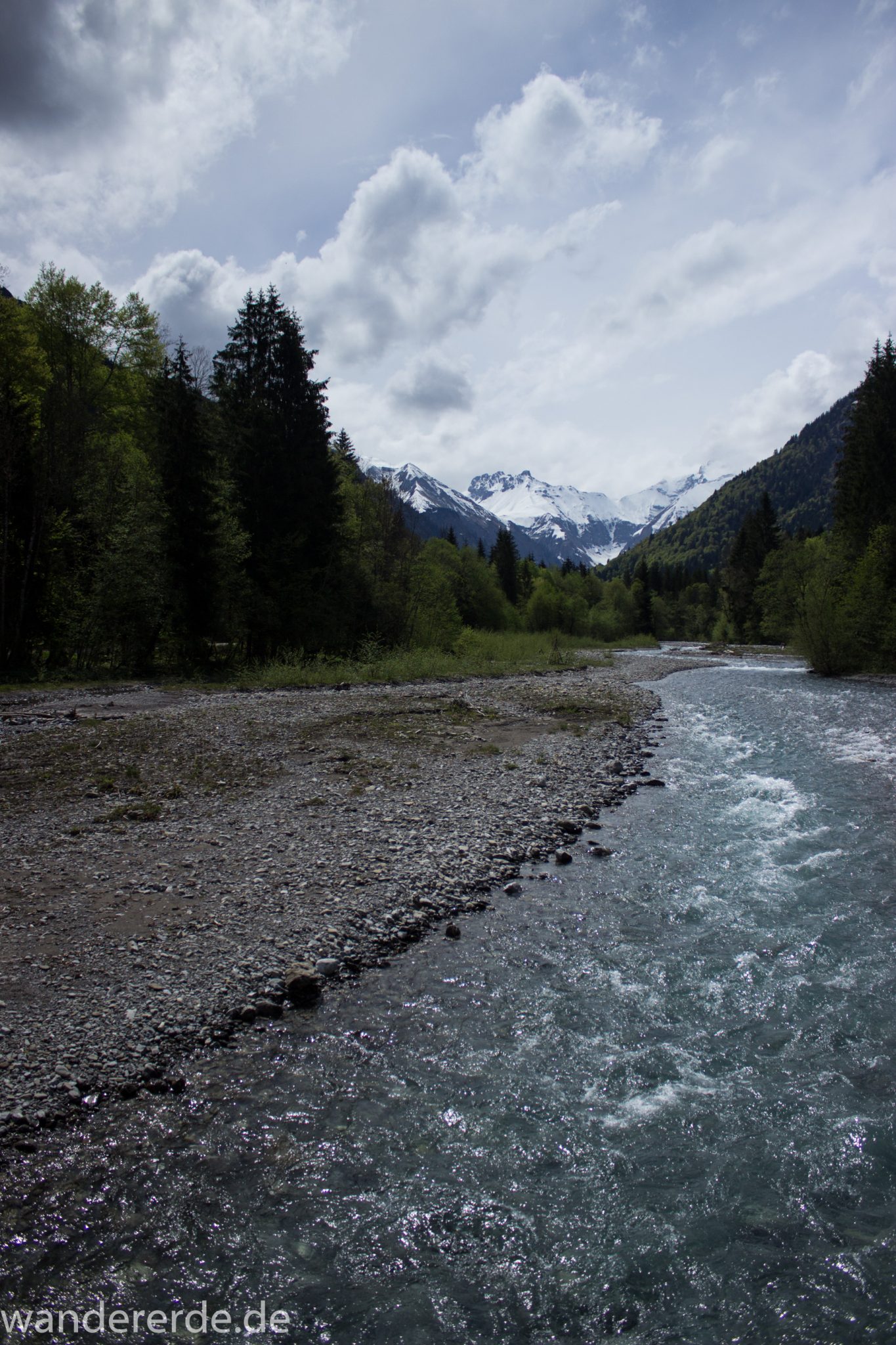 Wanderung Oberstdorf nach Gerstruben im Allgäu, Bayern, Wanderweg durch das Trettachtal, Aussicht auf Berge und Fluß Trettach, Ufer mit schönen Bäumen, sattgrüner Wald, Frühling in den Bergen
