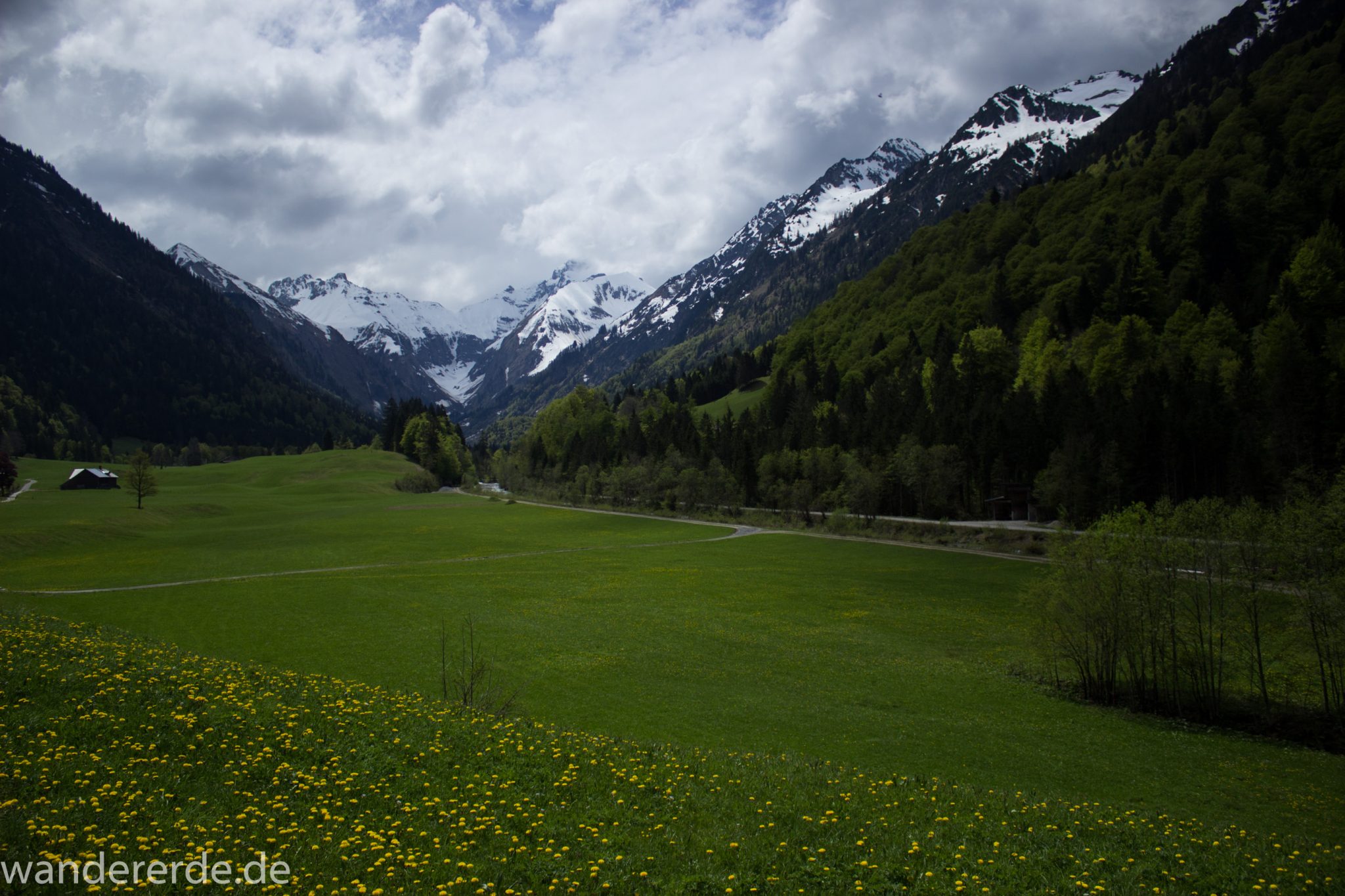 Wanderung Oberstdorf nach Gerstruben im Allgäu, Bayern, Wanderweg durch das Trettachtal, Aussicht auf schneebedeckte Berge, Ufer mit schönen Bäumen, sattgrüne Wiesen und Wälder, Frühling in den Bergen