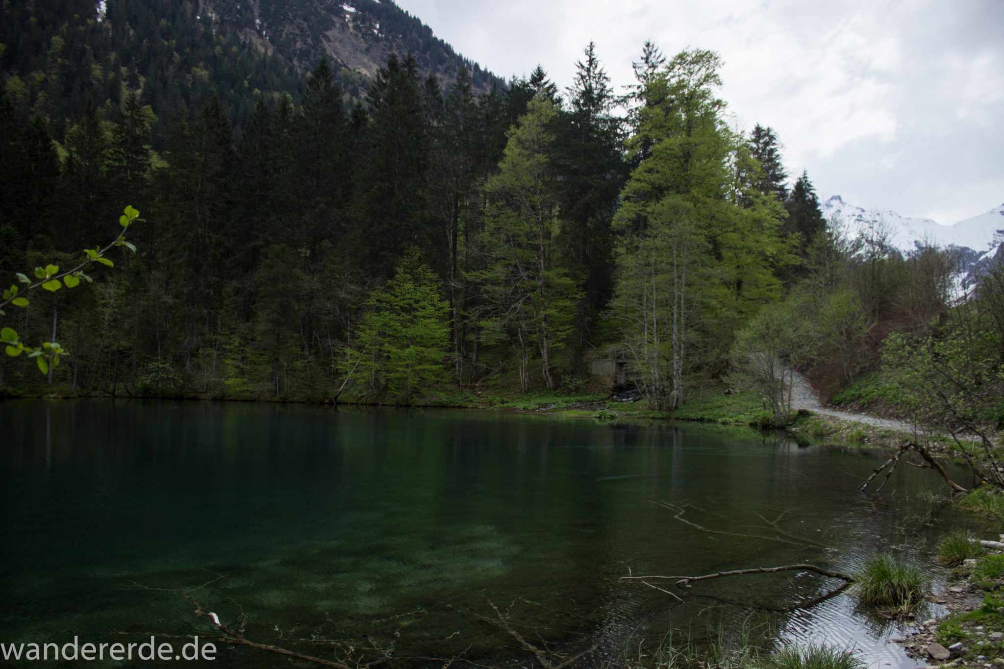 Wanderung Oberstdorf nach Gerstruben im Allgäu, Bayern, Wanderweg durch das Trettachtal zum Christlessee, kristallklares Wasser im kleinen See, Aussicht auf umliegende Berge, Ufer mit schönen Bäumen, sattgrüne Wälder, Frühling in den Bergen