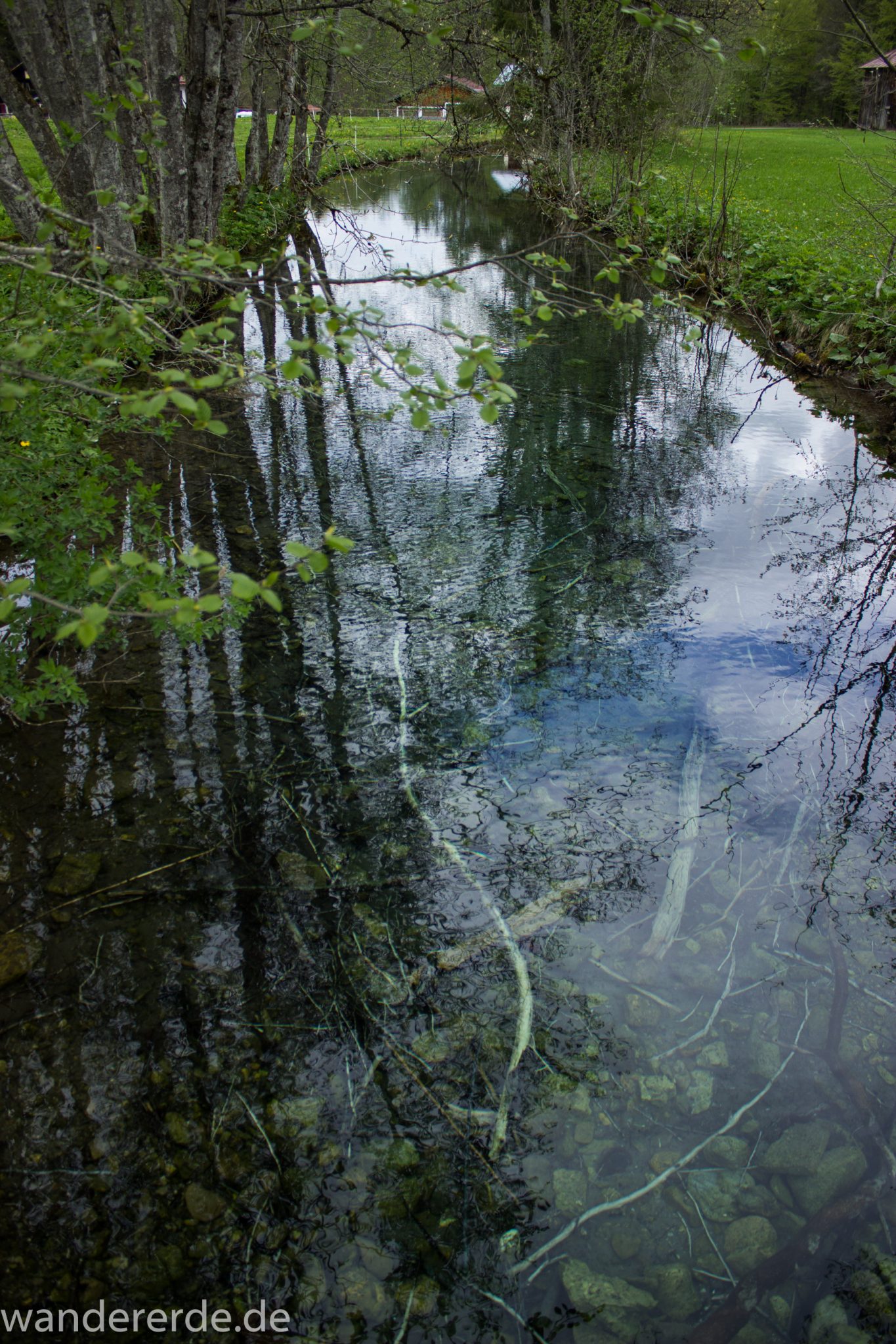 Wanderung Oberstdorf nach Gerstruben im Allgäu, Bayern, Wanderweg durch das Trettachtal zum Christlessee, kristallklares Wasser, sattgrüne Wälder und Wiesen, Frühling in den Bergen