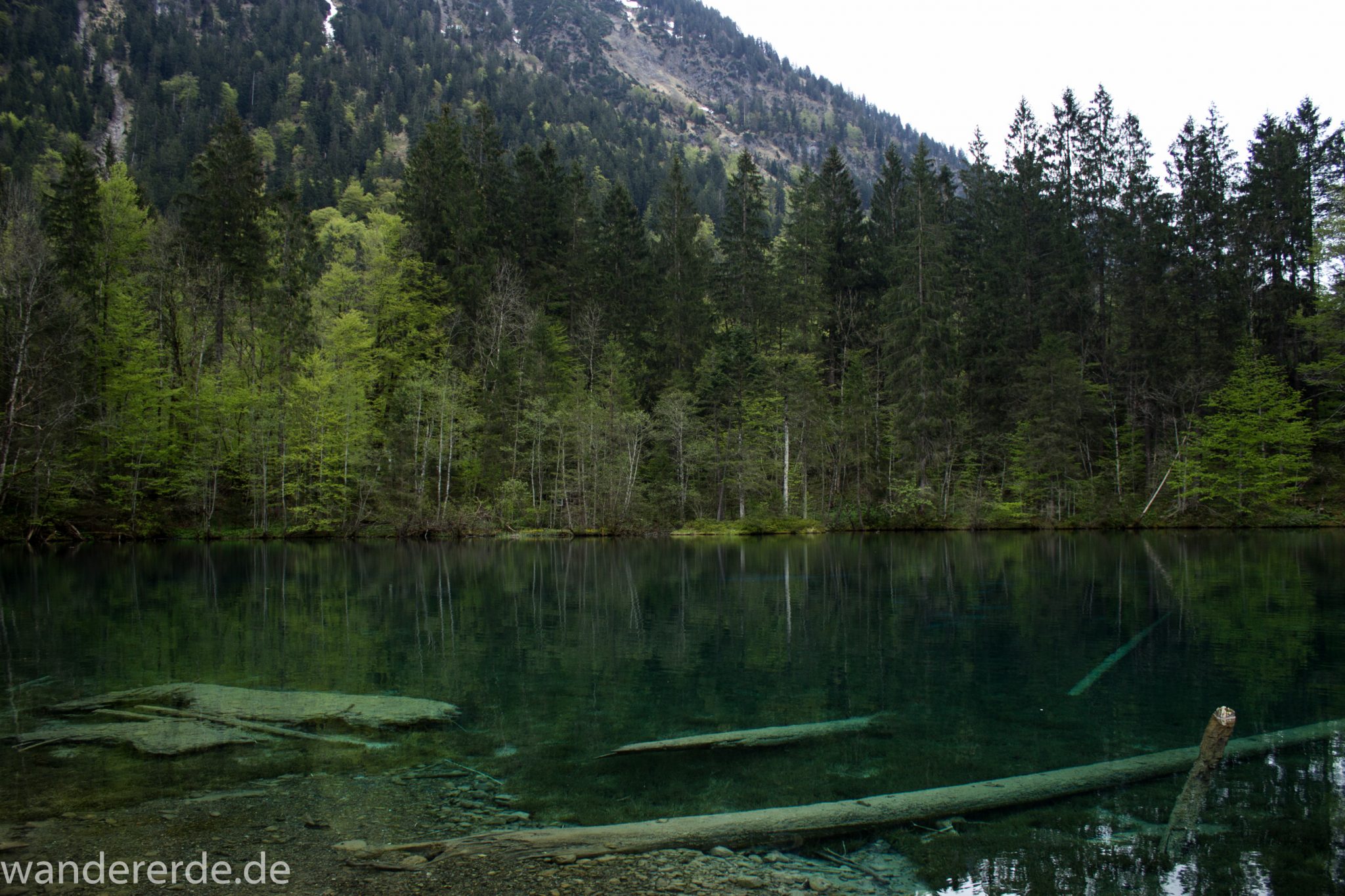 Wanderung Oberstdorf nach Gerstruben im Allgäu, Bayern, Wanderweg durch das Trettachtal zum Christlessee, kristallklares Wasser im kleinen See, Aussicht auf umliegende Berge, Ufer mit schönen Bäumen, sattgrüne Wälder, Frühling in den Bergen