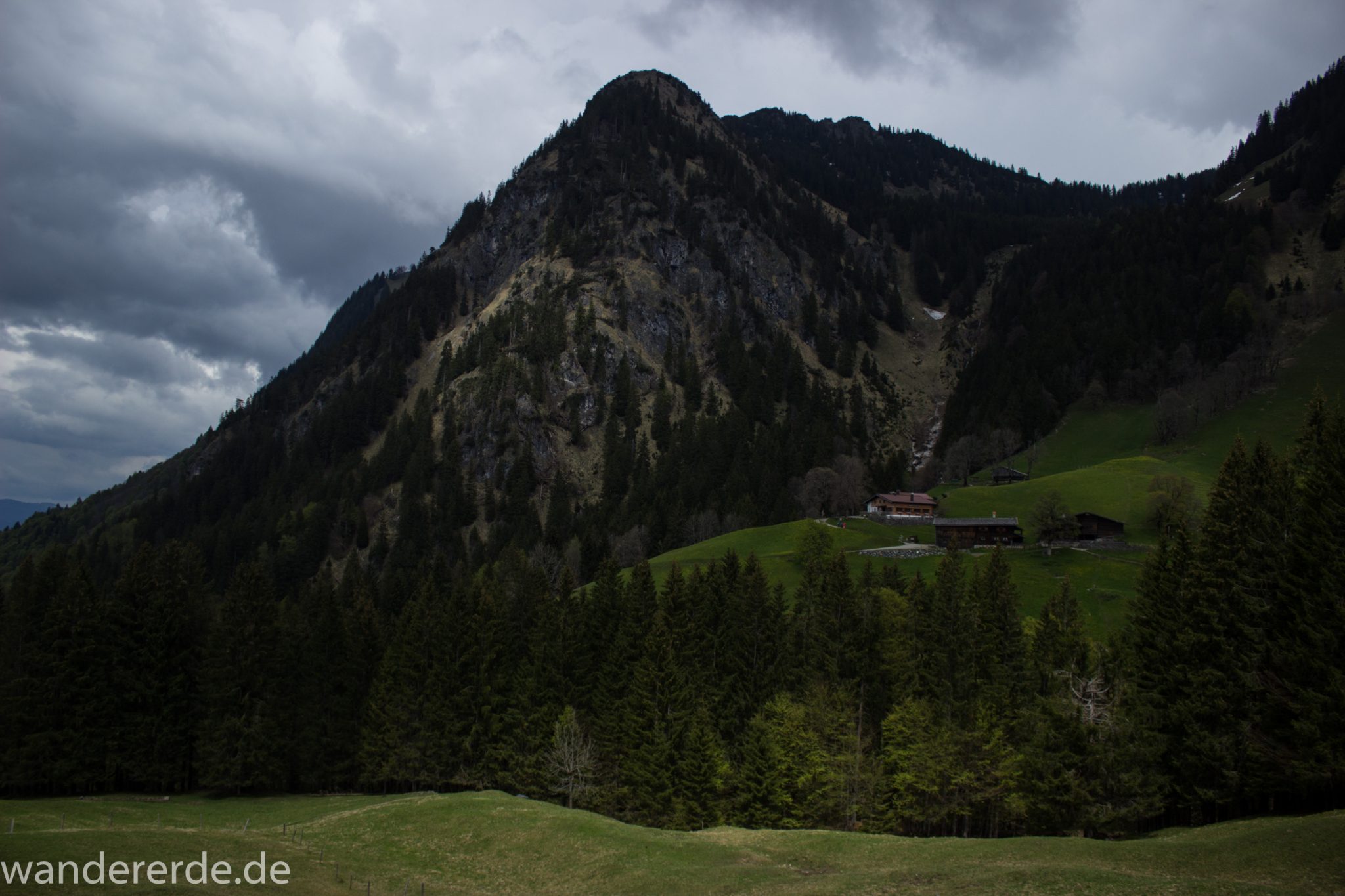 Wanderung Oberstdorf nach Gerstruben im Allgäu, Bayern, Wanderweg Rautweg führt zu schöner Ebene in den Allgäuer Alpen, kaum noch Menschen begegnen uns, grüner Wald und saftig grüne Wiesen, beeindruckende Aussicht auf umliegende Berge