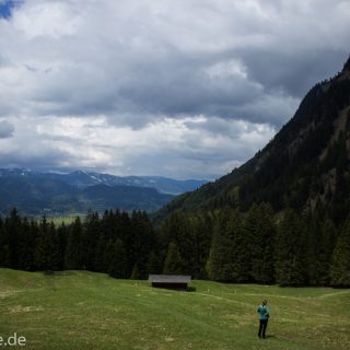 Wanderung Oberstdorf nach Gerstruben im Allgäu, Bayern, Wanderweg Rautweg führt zu schöner Ebene in den Allgäuer Alpen, kaum noch Menschen begegnen uns, grüner Wald und saftig grüne Wiesen, beeindruckende Aussicht auf umliegende Berge