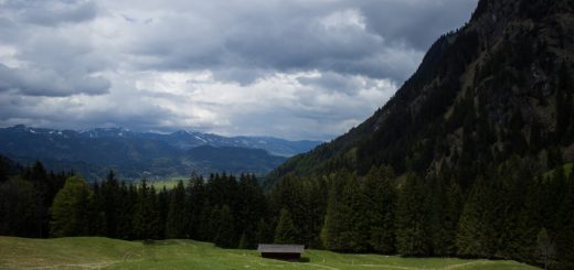 Wanderung Oberstdorf nach Gerstruben im Allgäu, Bayern, Wanderweg Rautweg führt zu schöner Ebene in den Allgäuer Alpen, kaum noch Menschen begegnen uns, grüner Wald und saftig grüne Wiesen, beeindruckende Aussicht auf umliegende Berge
