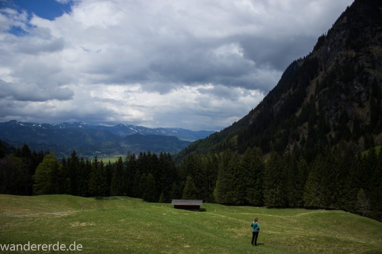 Wanderung Oberstdorf nach Gerstruben im Allgäu, Bayern, Wanderweg Rautweg führt zu schöner Ebene in den Allgäuer Alpen, kaum noch Menschen begegnen uns, grüner Wald und saftig grüne Wiesen, beeindruckende Aussicht auf umliegende Berge