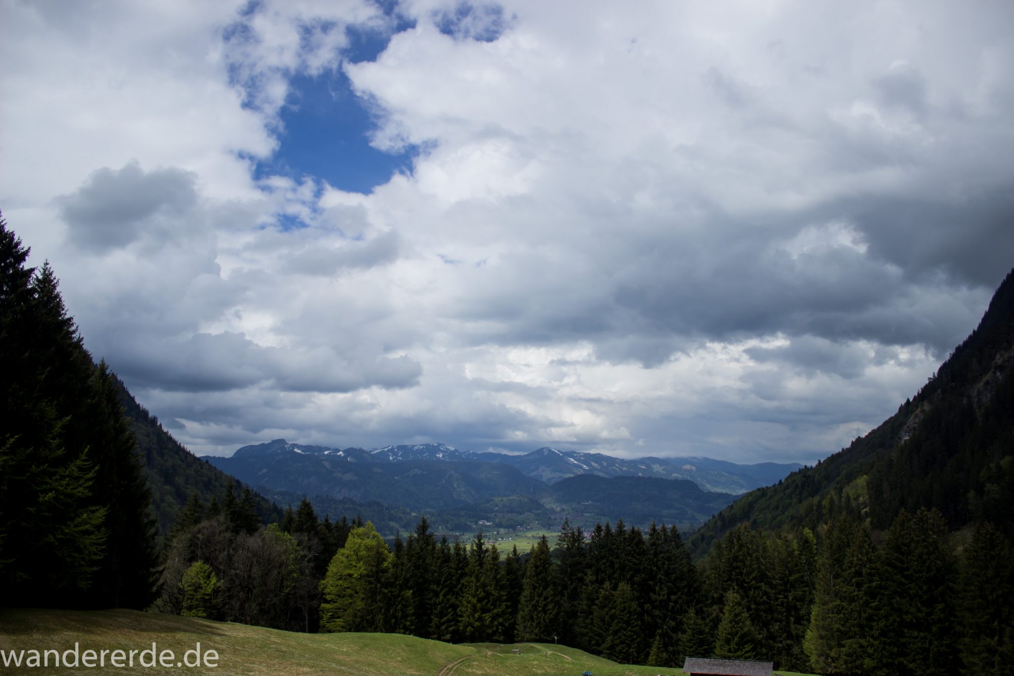 Wanderung Oberstdorf nach Gerstruben im Allgäu, Bayern, Wanderweg Rautweg führt zu schöner Ebene in den Allgäuer Alpen, kaum noch Menschen begegnen uns, grüner Wald und saftig grüne Wiesen, beeindruckende Aussicht auf umliegende Berge