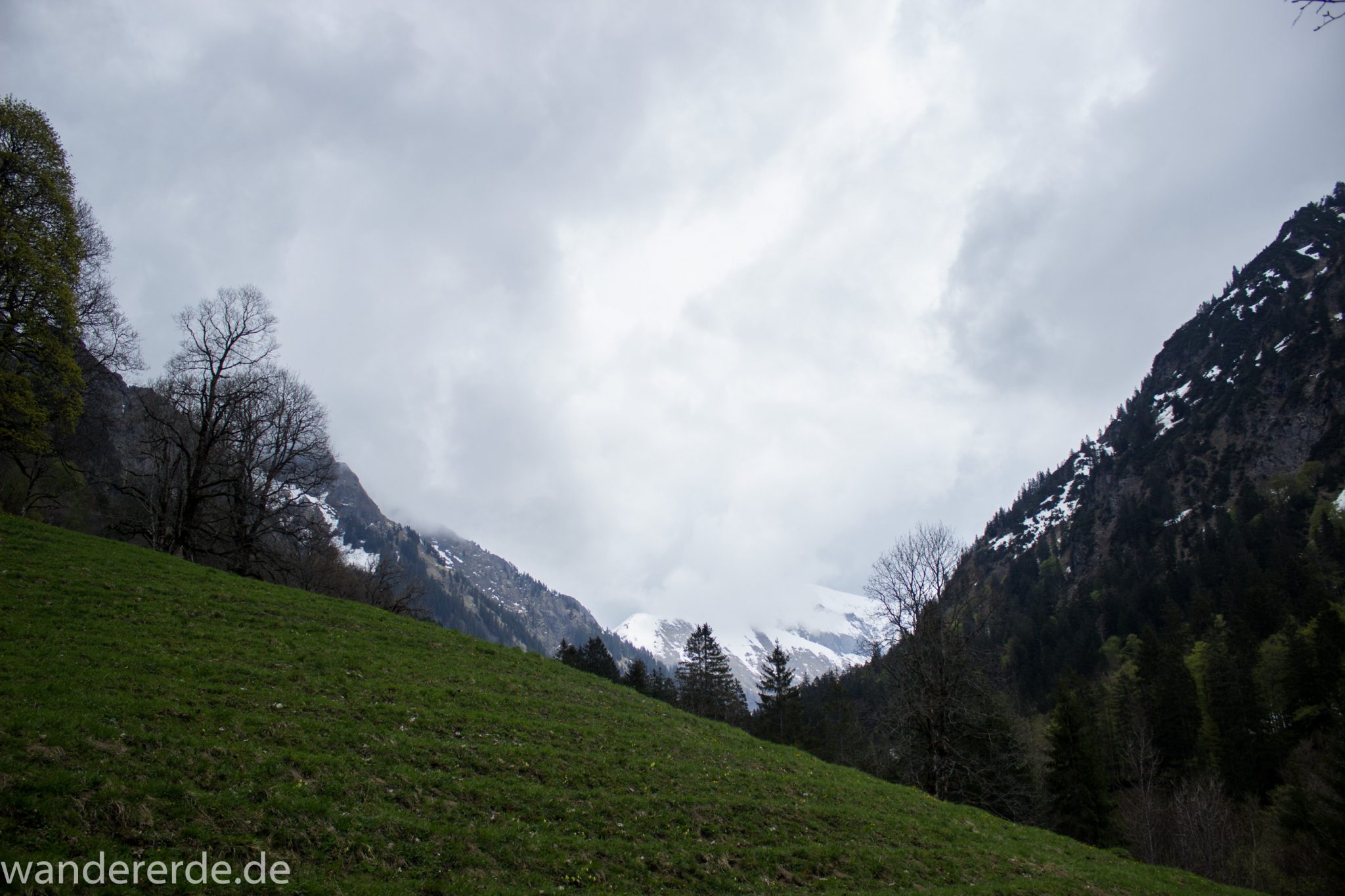 Wanderung Oberstdorf nach Gerstruben im Allgäu, Bayern, Wanderweg Rautweg führt zu schöner Ebene in den Allgäuer Alpen, kaum noch Menschen begegnen uns, grüner Wald und saftig grüne Wiesen, beeindruckende Aussicht auf umliegende Berge