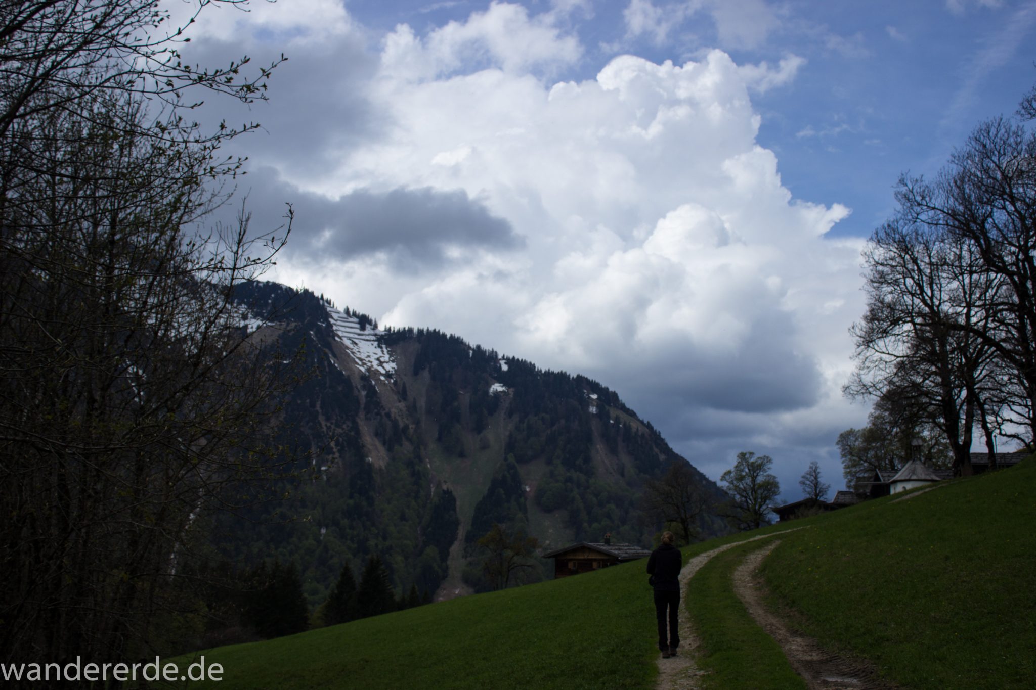 Wanderung Oberstdorf nach Gerstruben im Allgäu, Bayern, Wanderweg Rautweg führt zu schöner Ebene in den Allgäuer Alpen, kaum noch Menschen begegnen uns, grüner Wald und saftig grüne Wiesen, beeindruckende Aussicht auf umliegende Berge