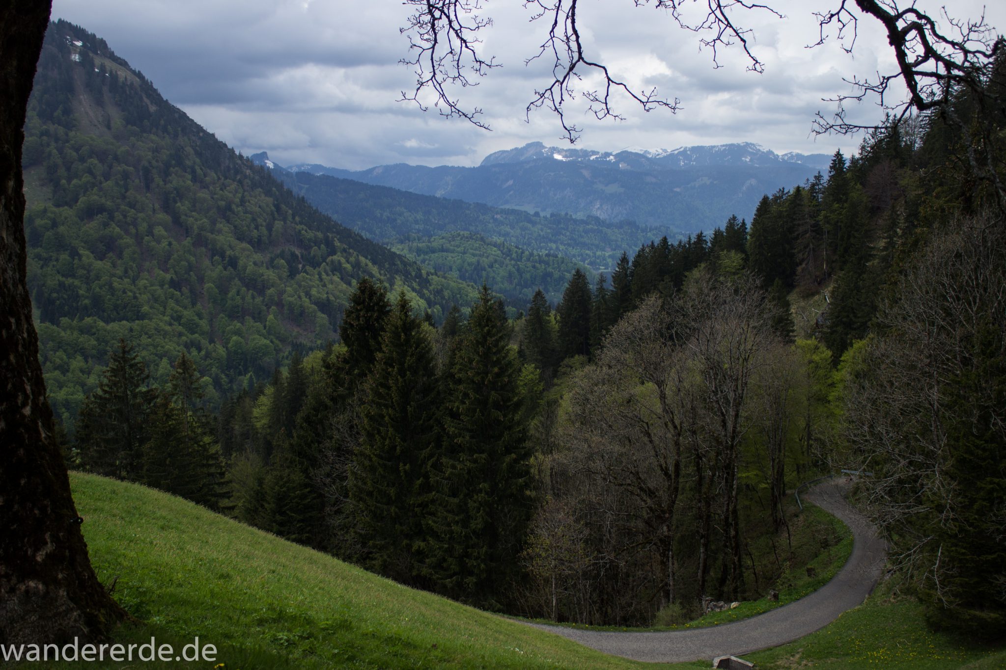 Wanderung Oberstdorf nach Gerstruben im Allgäu, Bayern, Wanderweg Rautweg führt zu schöner Ebene in den Allgäuer Alpen, kaum noch Menschen begegnen uns, grüner Wald und saftig grüne Wiesen, beeindruckende Aussicht auf umliegende Berge