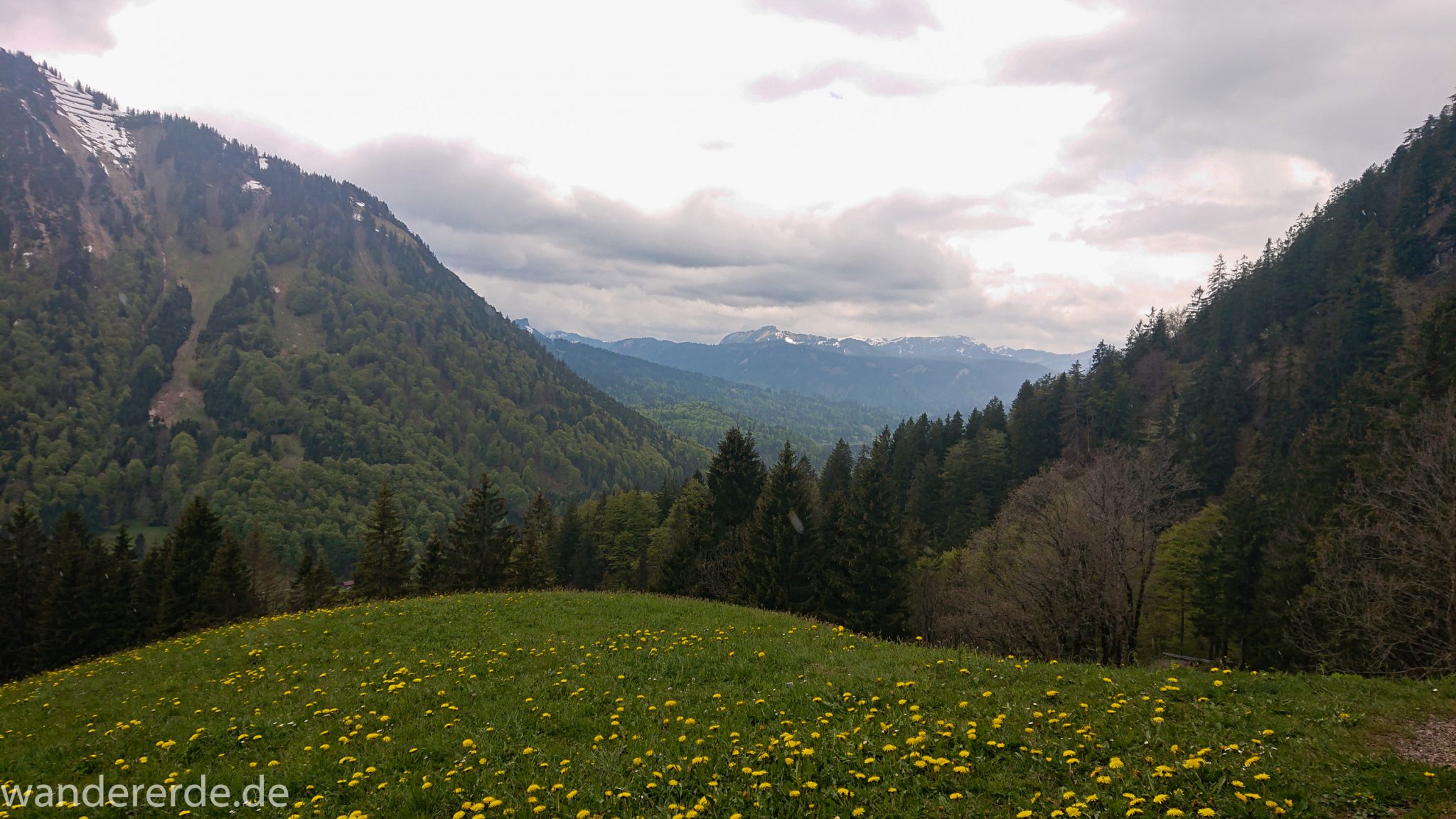 Wanderung Oberstdorf nach Gerstruben im Allgäu, Bayern, Wanderweg Rautweg führt zu schöner Ebene in den Allgäuer Alpen, kaum noch Menschen begegnen uns, grüner Wald und saftig grüne Wiesen, beeindruckende Aussicht auf umliegende Berge