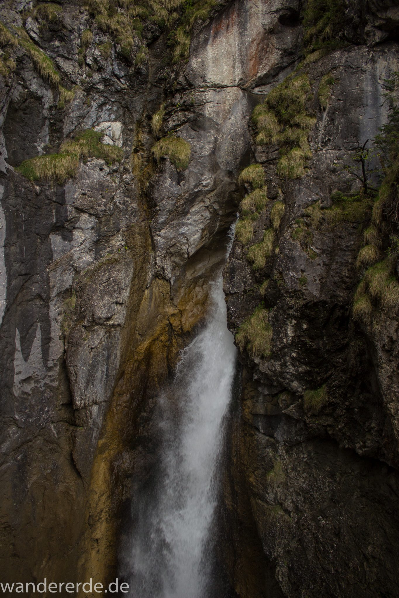 Wanderung Oberstdorf nach Gerstruben im Allgäu, Bayern, Wanderweg führt nach Bergbauerndorf Gerstruben über sehr empfehlenswerten aber steilen Weg Hölltobel mit Wasserfällen wieder abwärts