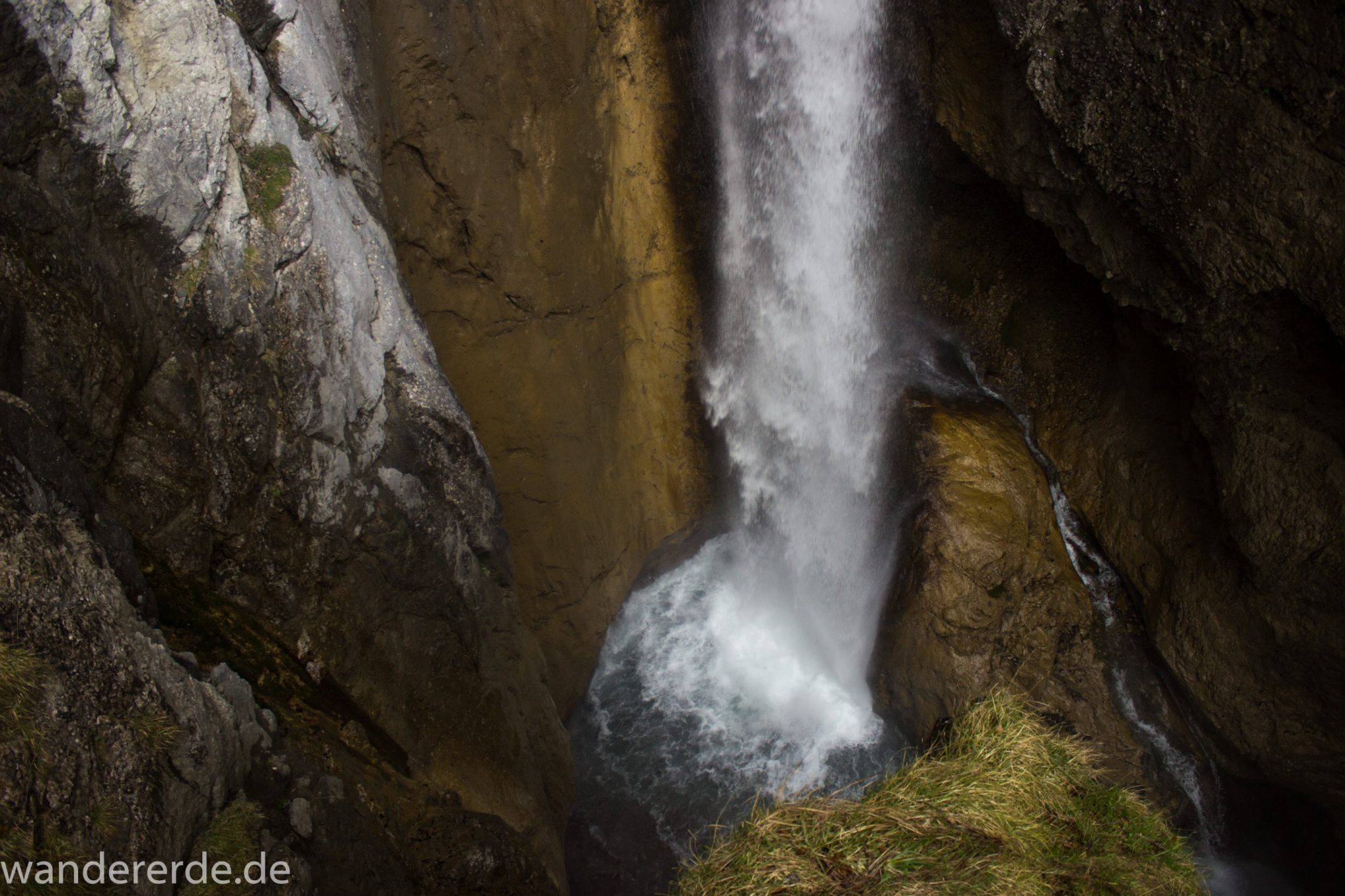 Wanderung Oberstdorf nach Gerstruben im Allgäu, Bayern, Wanderweg führt nach Bergbauerndorf Gerstruben über sehr empfehlenswerten aber steilen Weg Hölltobel mit Wasserfällen wieder abwärts, sehr beeindruckender Wasserfall