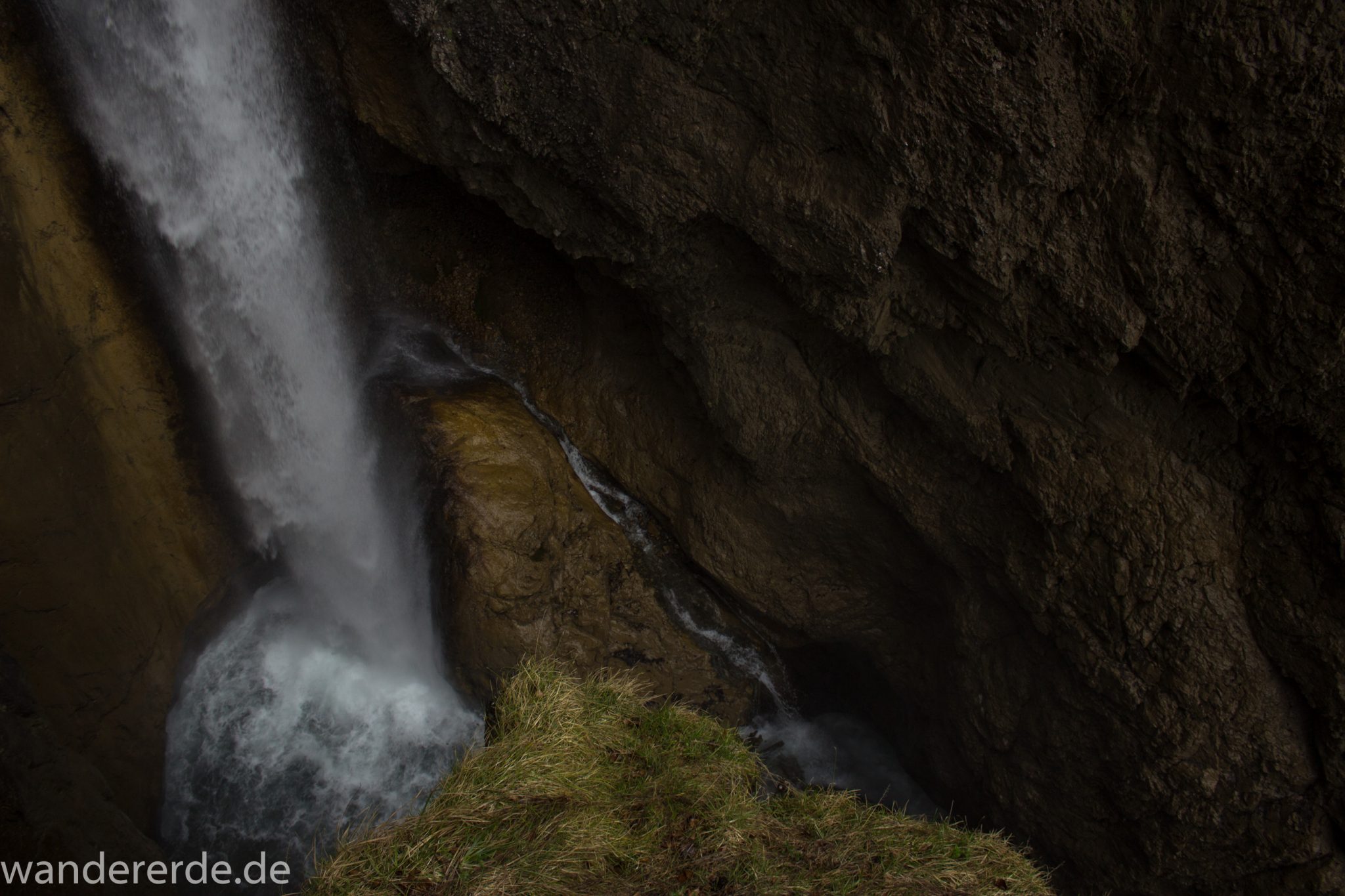 Wanderung Oberstdorf nach Gerstruben im Allgäu, Bayern, Wanderweg führt nach Bergbauerndorf Gerstruben über sehr empfehlenswerten aber steilen Weg Hölltobel mit Wasserfällen wieder abwärts, sehr beeindruckender Wasserfall