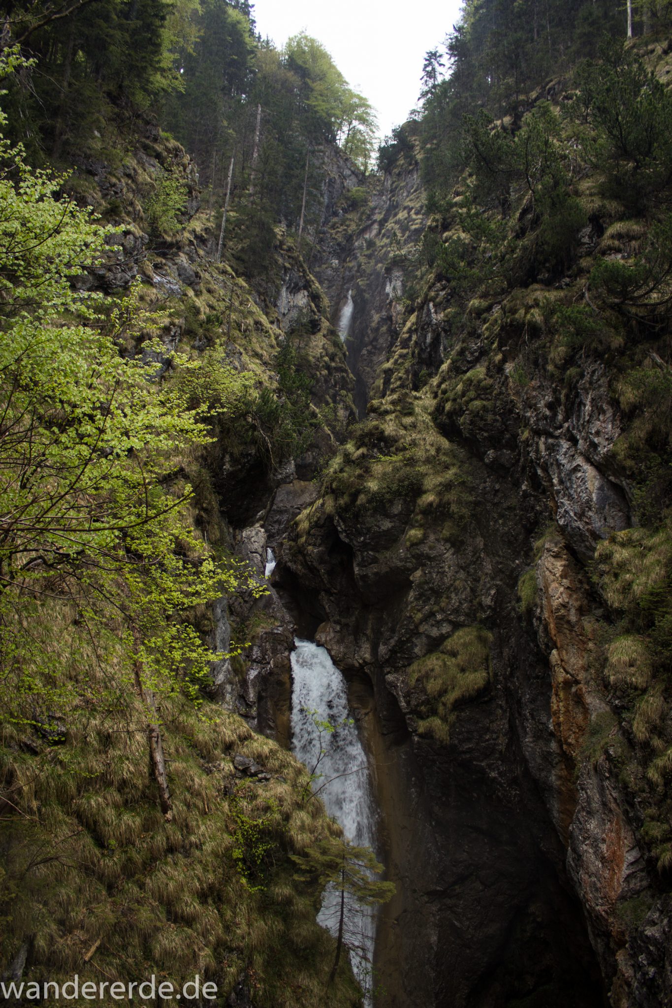 Wanderung Oberstdorf nach Gerstruben im Allgäu, Bayern, Wanderweg führt nach Bergbauerndorf Gerstruben über sehr empfehlenswerten aber steilen Weg Hölltobel mit Wasserfällen wieder abwärts, sehr beeindruckender Wasserfall