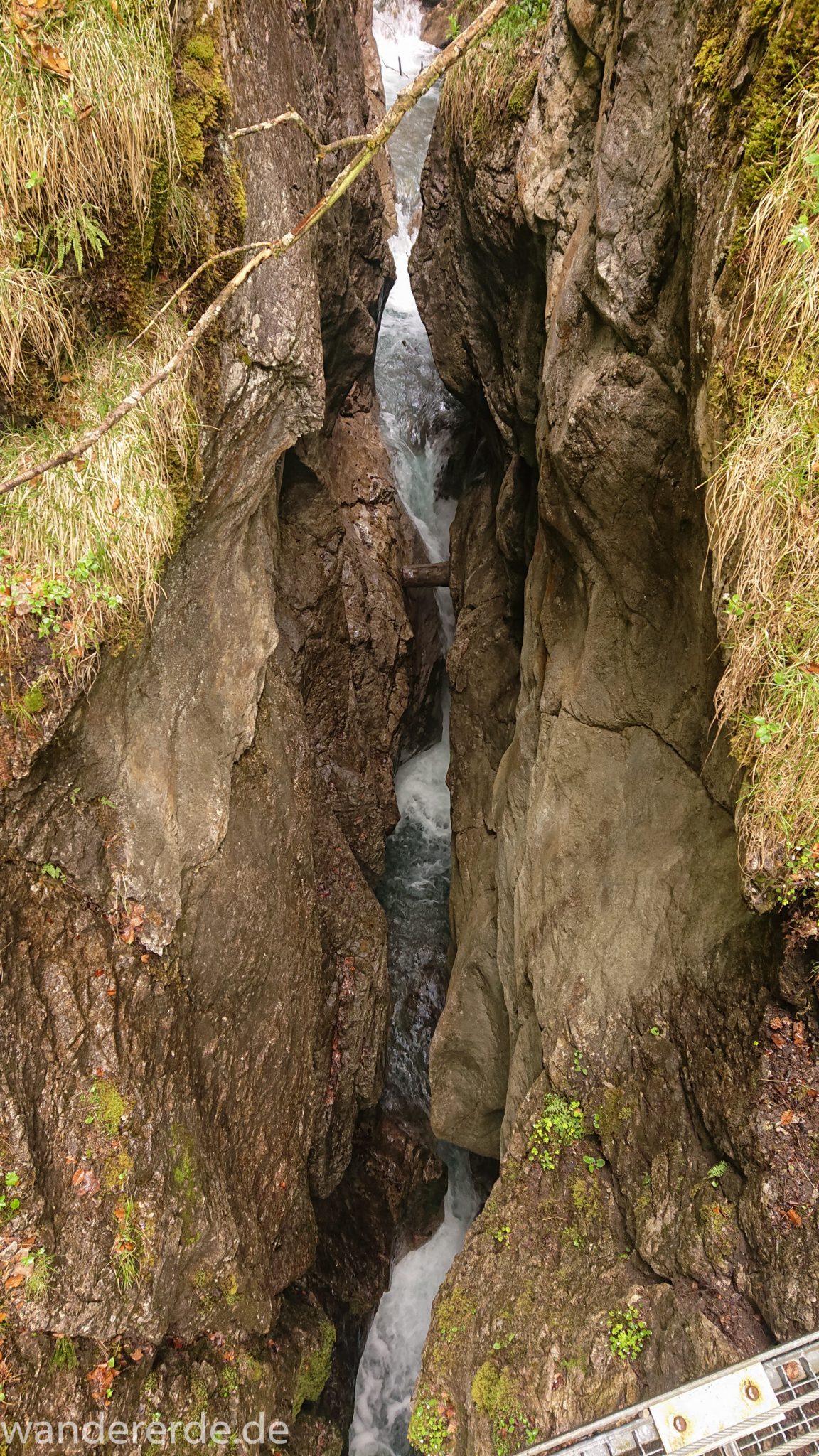 Wanderung Oberstdorf nach Gerstruben im Allgäu, Bayern, Wanderweg führt nach Bergbauerndorf Gerstruben über sehr empfehlenswerten aber steilen Weg Hölltobel mit Wasserfällen wieder abwärts, sehr beeindruckender Wasserfall in Klamm