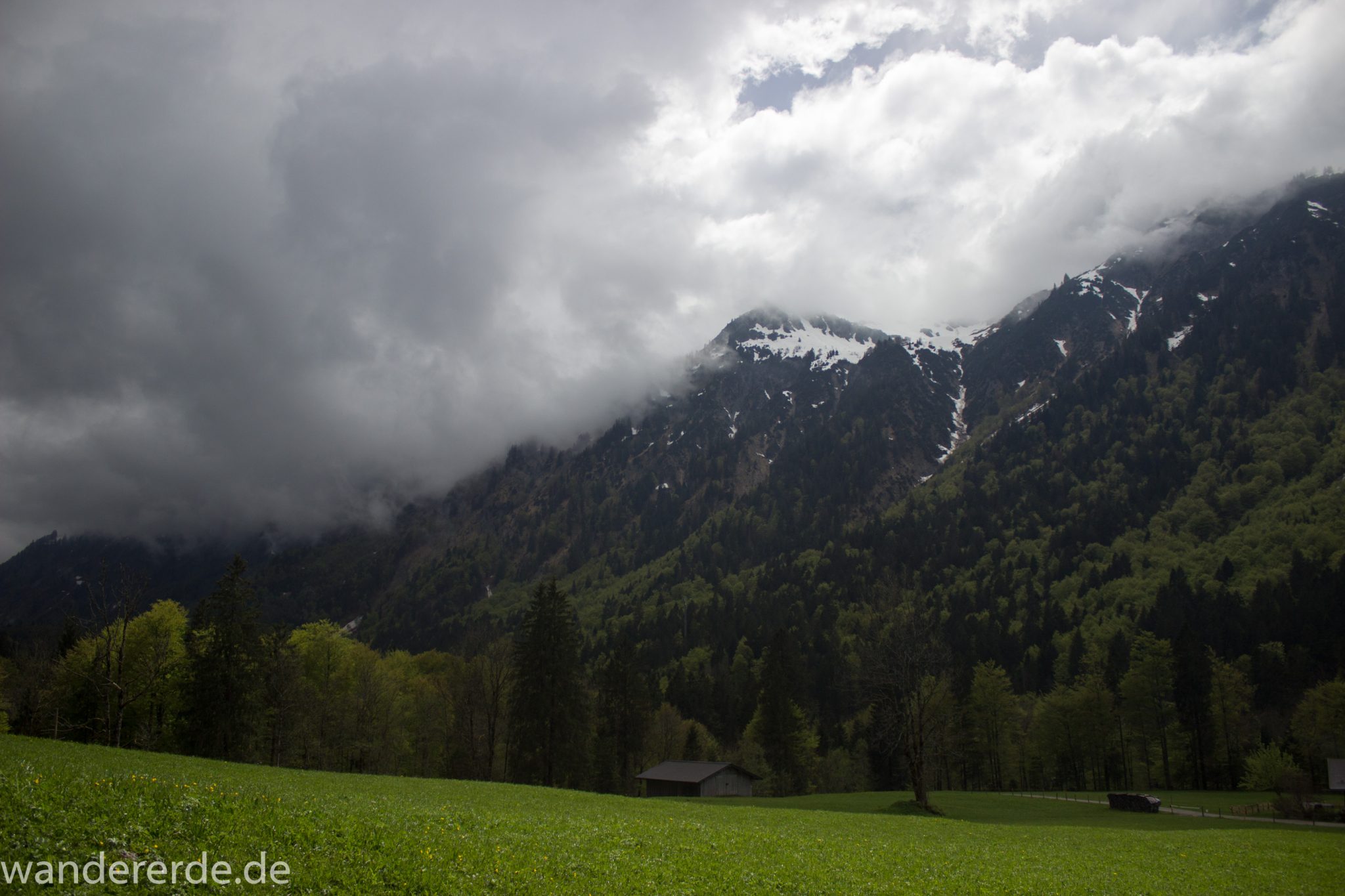 Wanderung Oberstdorf nach Gerstruben im Allgäu, Bayern, Wanderweg durch das Trettachtal, Aussicht auf schneebedeckte Berge, sattgrüne schöne Bäume und  Wiesen, Frühling in den Bergen