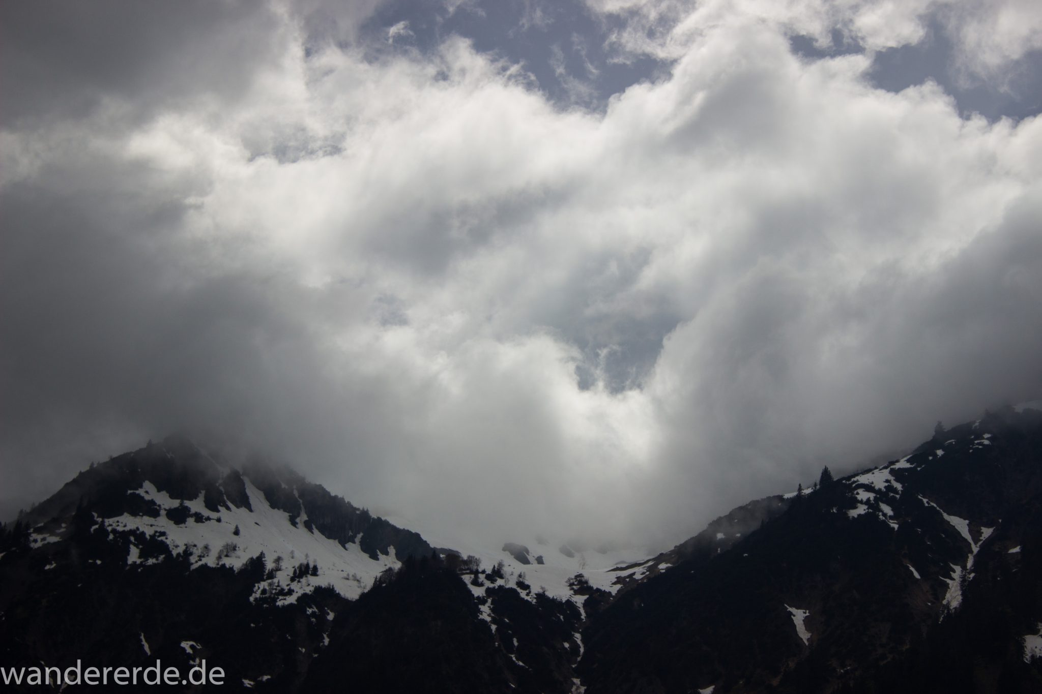 Wanderung Oberstdorf nach Gerstruben im Allgäu, Bayern, Wanderweg durch das Trettachtal, Aussicht auf schneebedeckte Berge sehr beeindruckend, Frühling in den Bergen