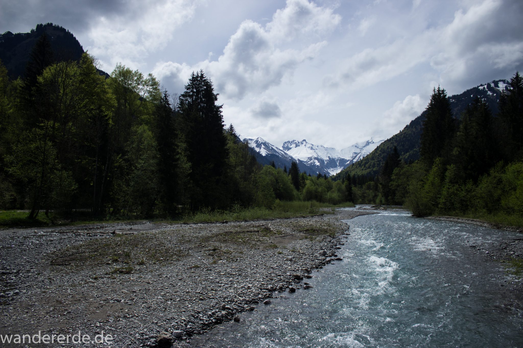Wanderung Oberstdorf nach Gerstruben im Allgäu, Bayern, Wanderweg durch das Trettachtal, Aussicht auf Berge und Fluß Trettach, Ufer mit schönen Bäumen, sattgrüner Wald, Frühling in den Bergen