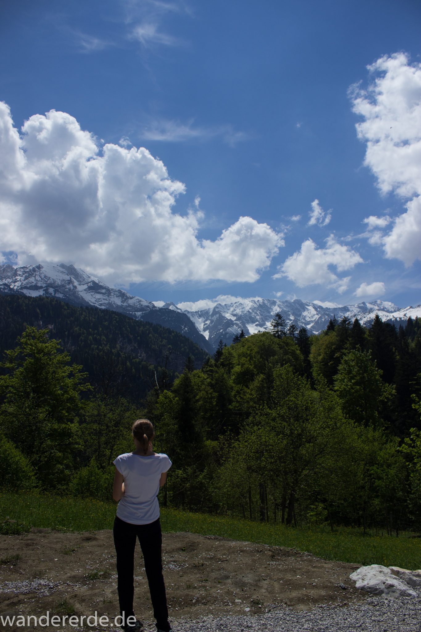 Rundwanderung Partnachklamm im Wettersteingebirge bei Garmisch-Partenkirchen, Bayern, Wanderweg hinter der Partnachklamm führt zur Kaiserschmarrn Alm, Blick auf schönen, dichten Mischwald, die Sonne wärmt wieder nachdem es in der Klamm ziemlich kühl war, in der Ferne Blick auf schneebedeckte Berge, wunderschöne Aussicht