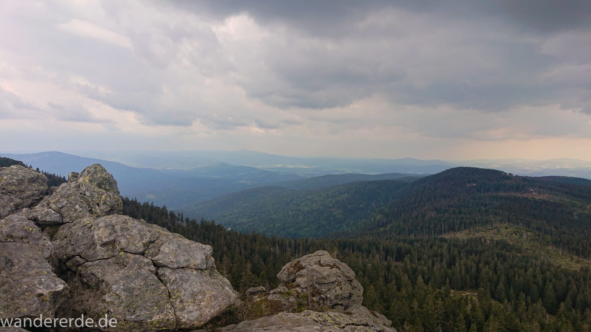 Rundwanderung zum Großen Arber im Bayerischen Wald, weite Aussicht auf riesiges Waldgebiet des bayerischen Waldes vom Berg Großer Arber, schöner und dichter Wald, Mischwald aus Laub- und Nadelbäume, Frühjahr im bayerischen Wald