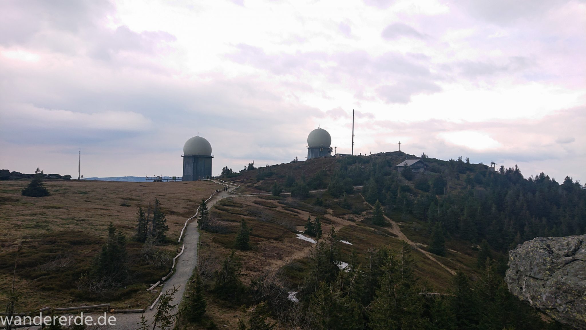 Rundwanderung zum Großen Arber im Bayerischen Wald, Aussicht auf dem Berg Großer Arber, Blick auf den Rundweg auf dem Großen Arber, Merkmal militärische Radaranlagen auf dem großen Arber von weit her schon zu sehen, Frühjahr im bayerischen Wald