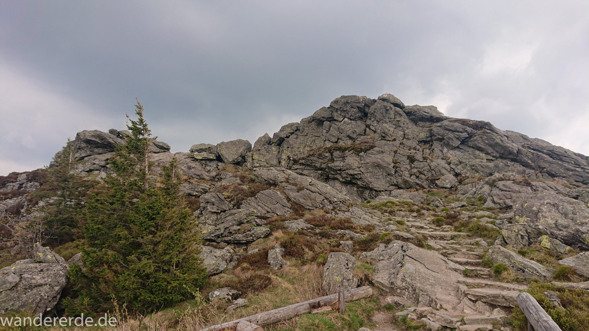 Rundwanderung zum Großen Arber im Bayerischen Wald, auf dem Berg Großer Arber Blick auf große Felsen von denen man sehr weite Aussicht hat, über Steinstufen zu erreichen, Frühjahr im bayerischen Wald