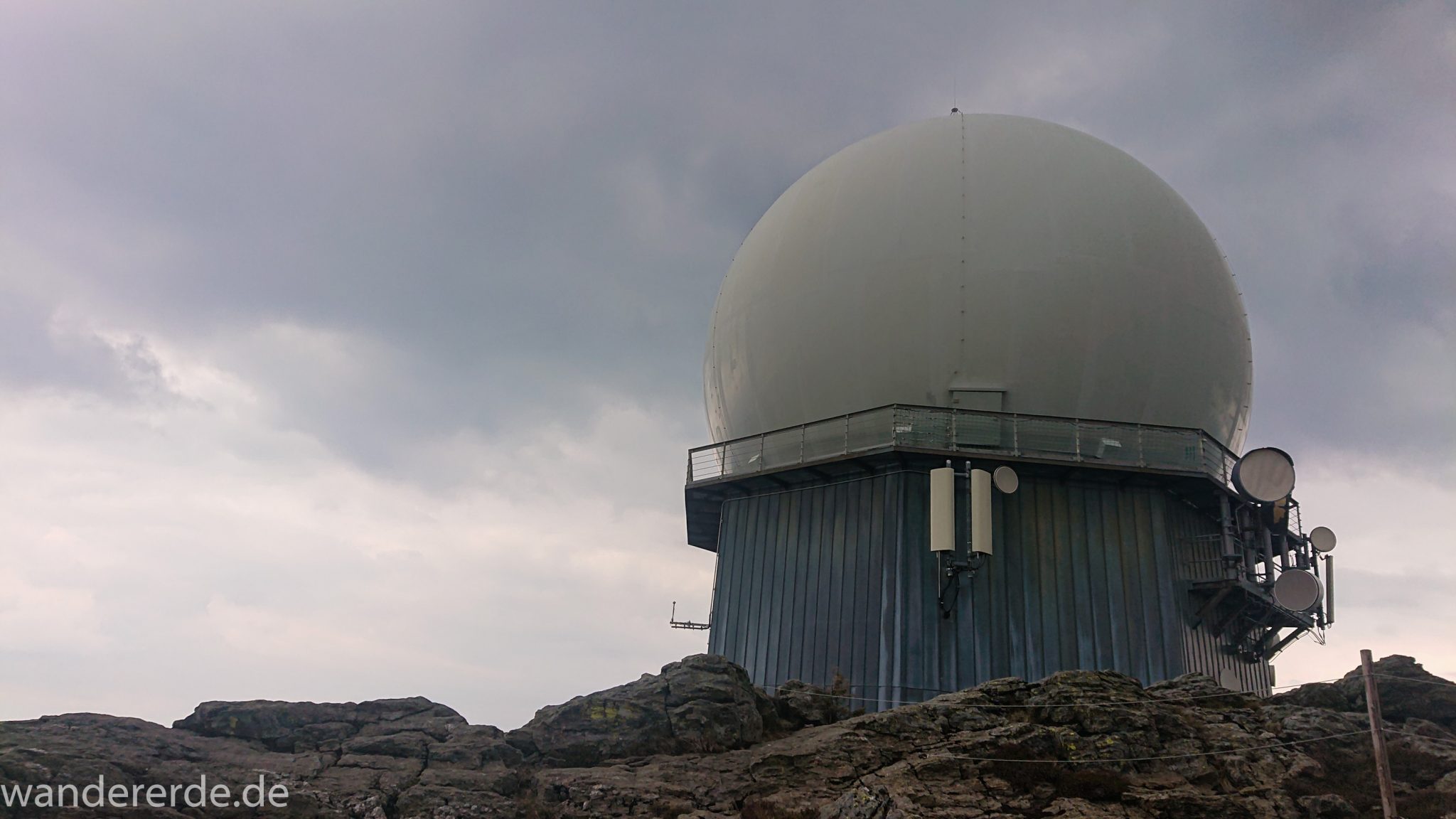 Rundwanderung zum Großen Arber im Bayerischen Wald, Blick auf dem Großen Arber auf Merkmal militärische Radaranlagen, von weit her schon zu sehen, Frühjahr im bayerischen Wald